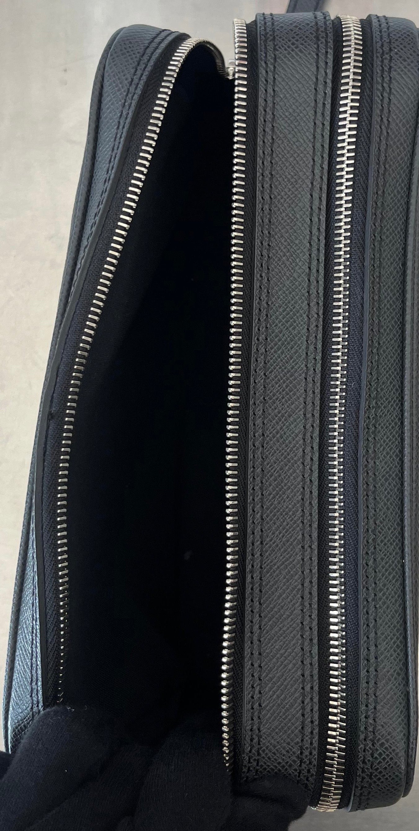 Louis Vuitton Pavel Taiga Leder