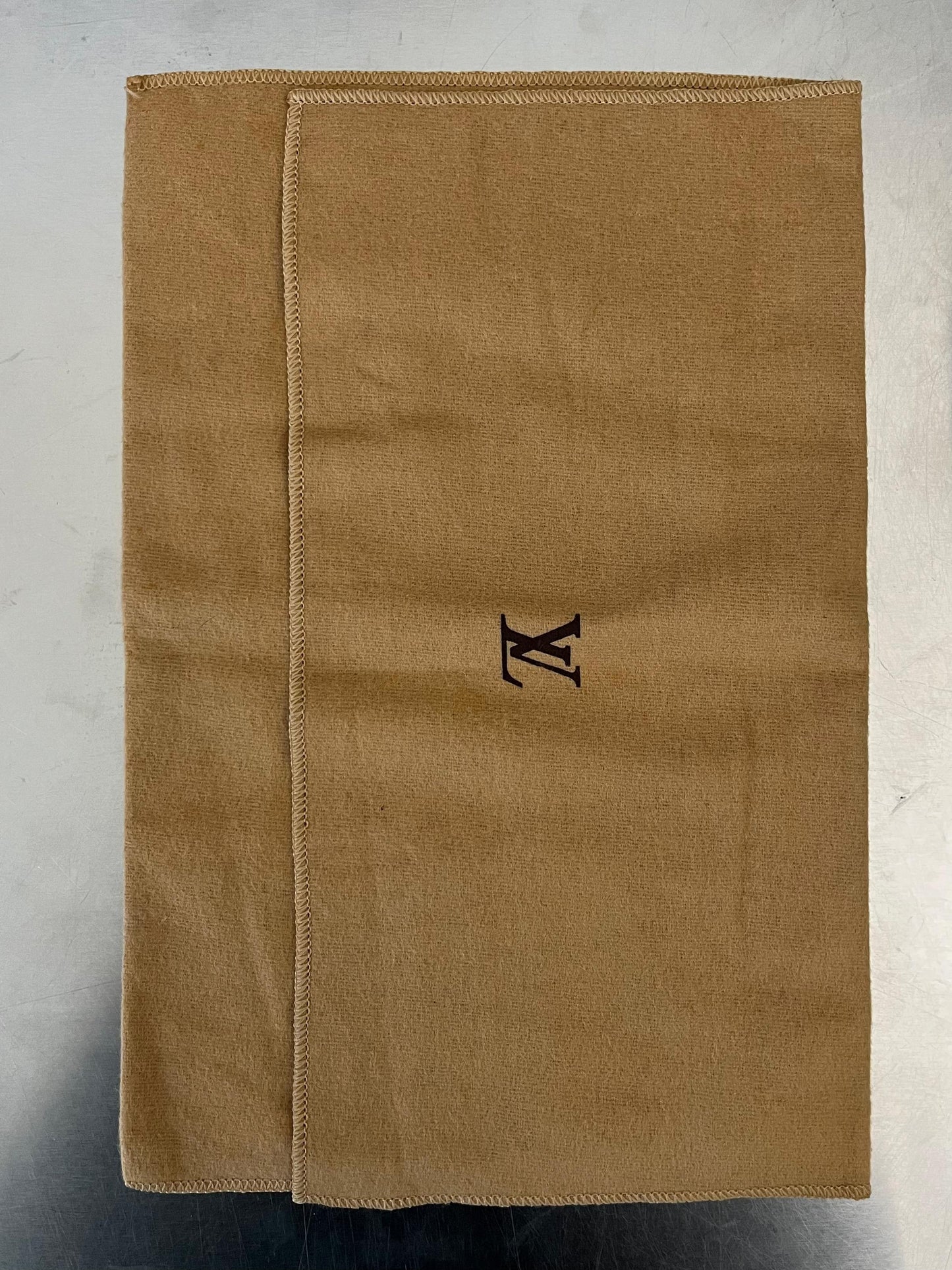 Louis Vuitton Karga Taiga Leder