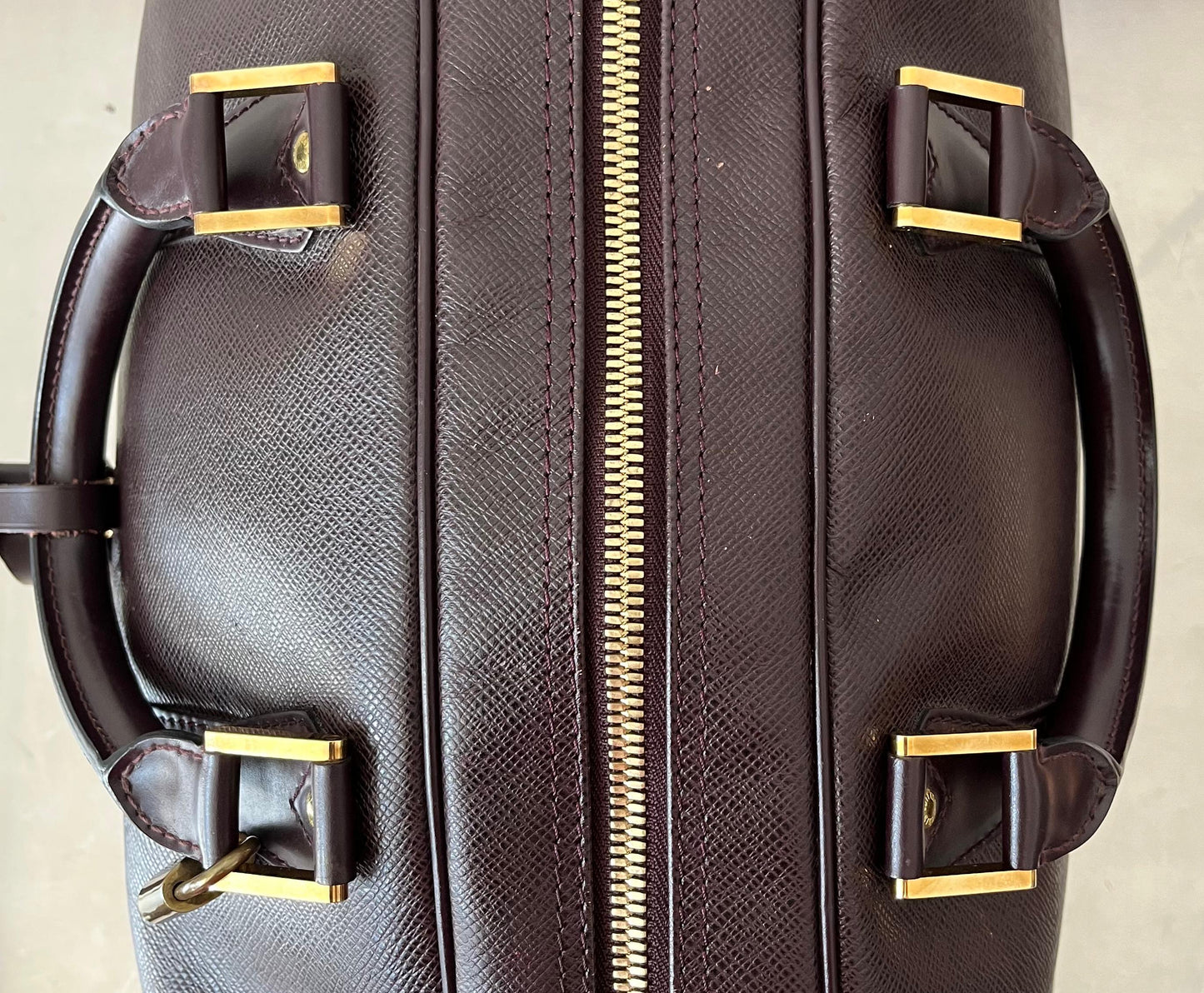 Louis Vuitton Kendall PM Taiga Leder