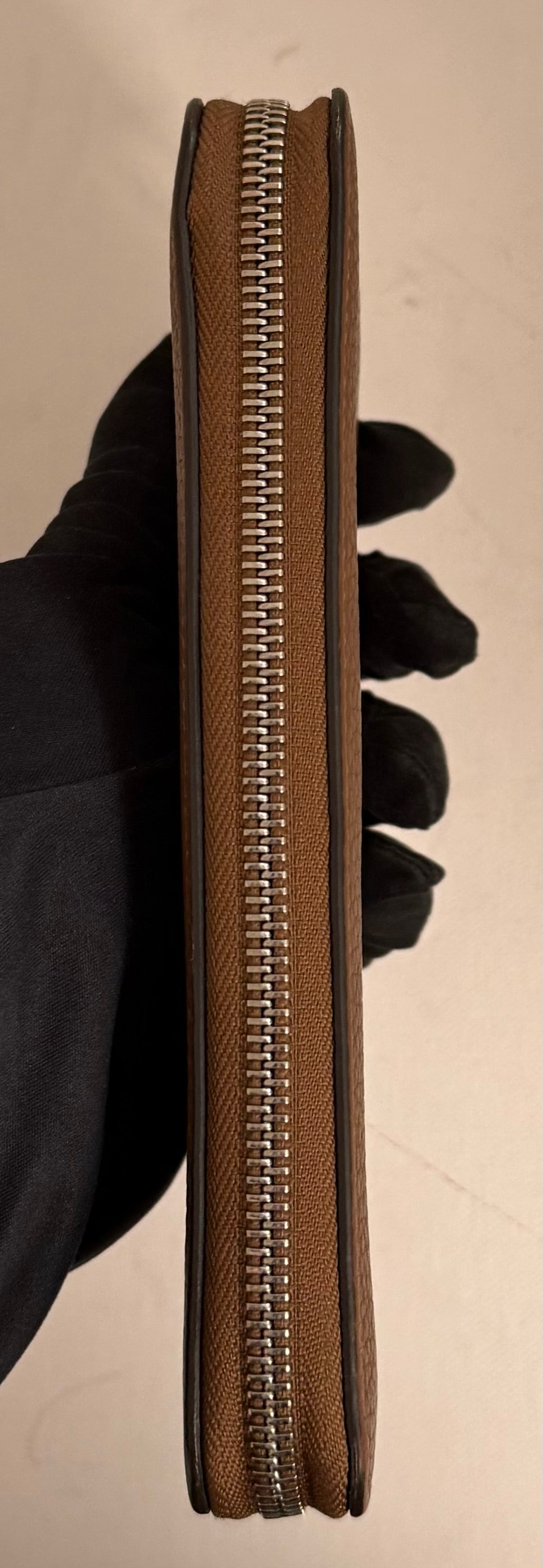 Louis Vuitton Zippy Vertical Taurillon Leder