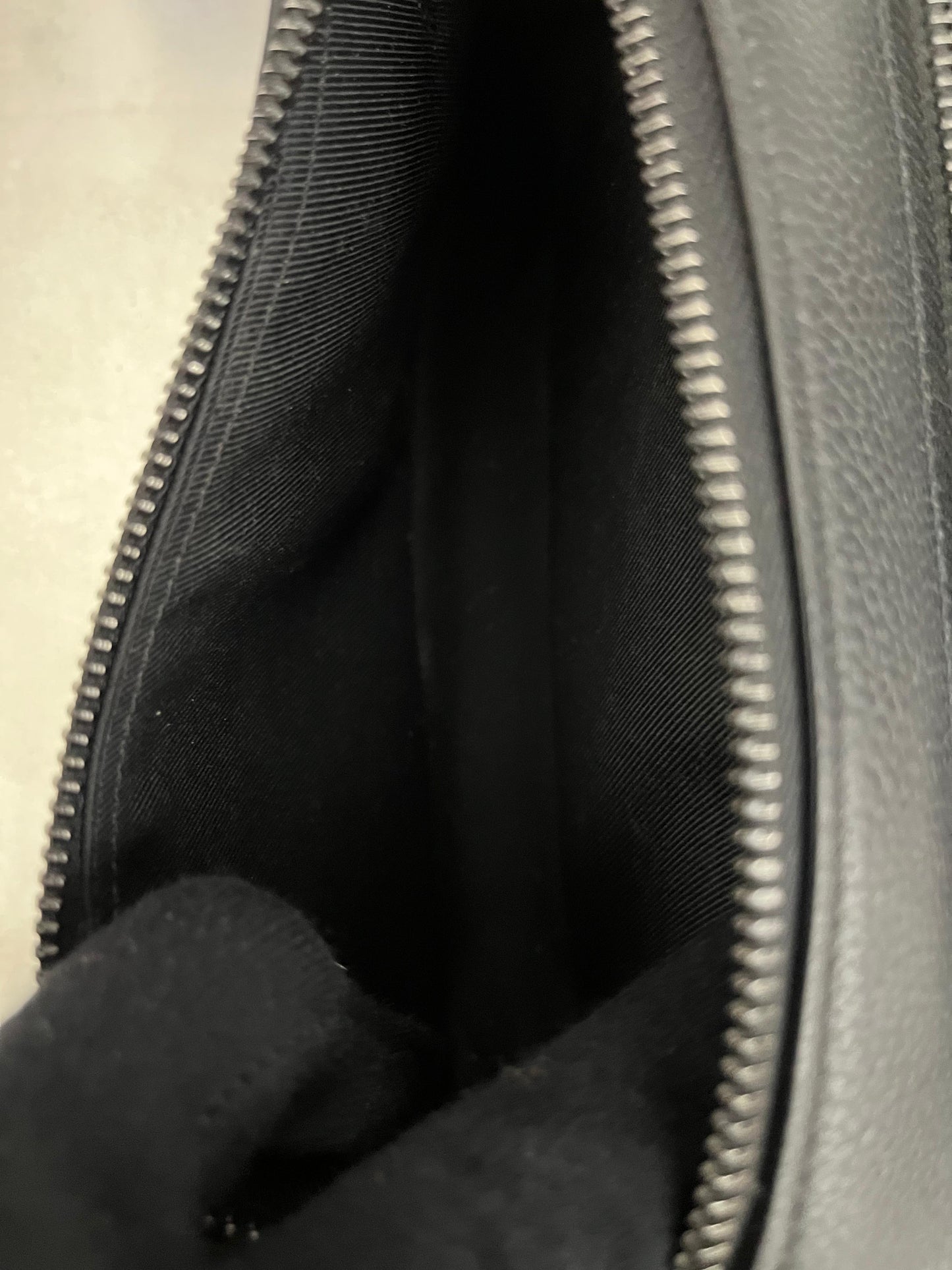 Louis Vuitton Alpha Wearable Geldbörse