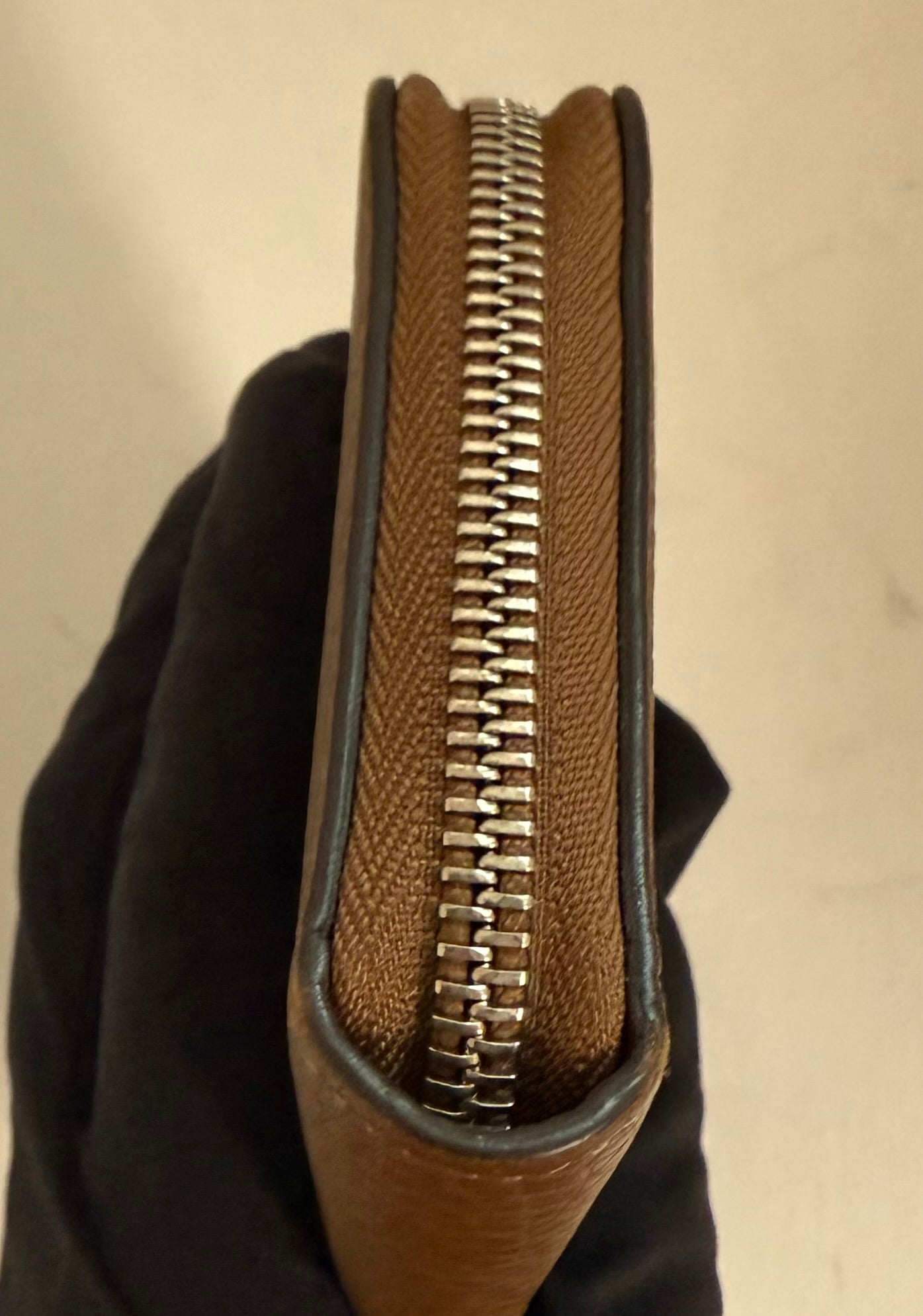 Louis Vuitton Zippy Vertical Taurillon Leder