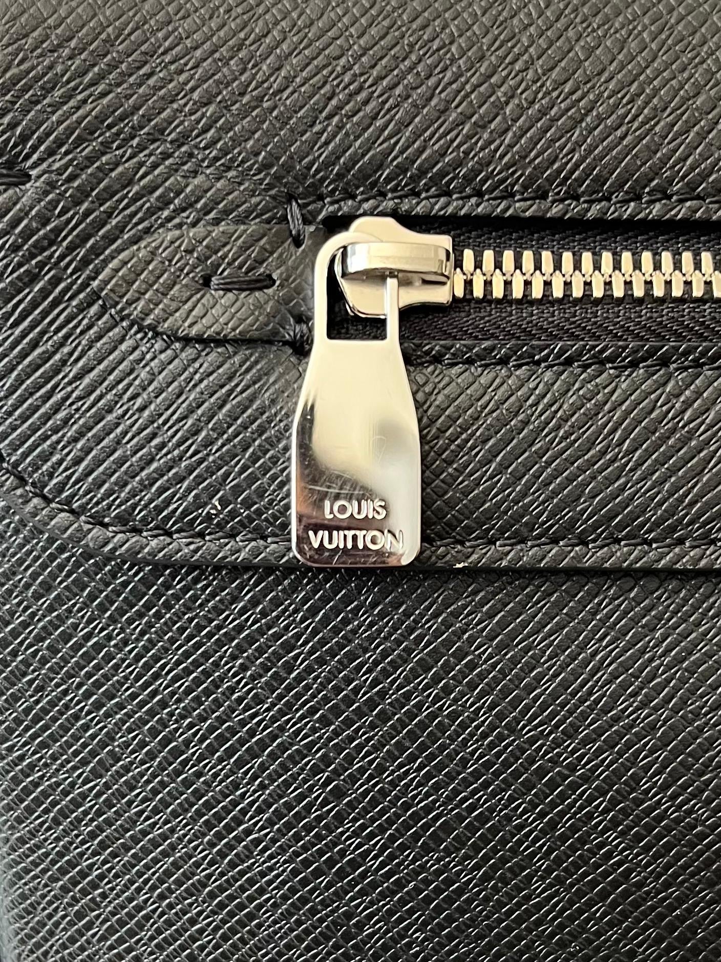 Louis Vuitton Roman MM Taiga Messenger