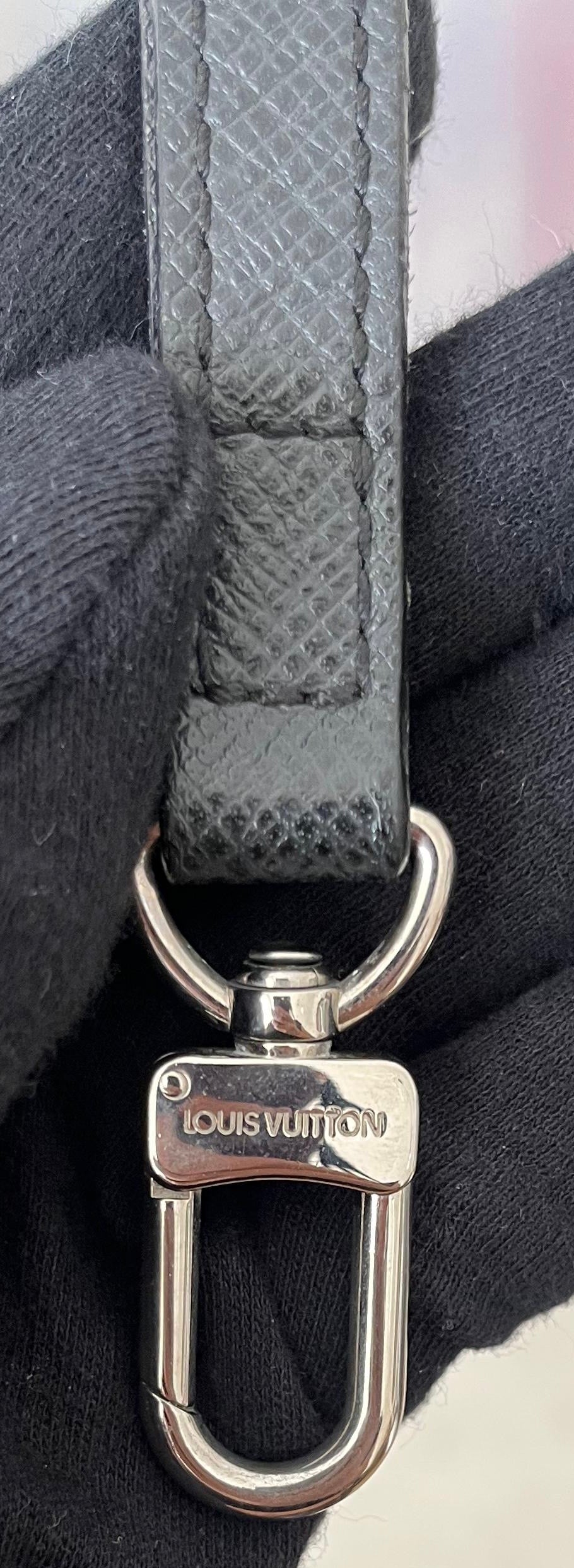 Louis Vuitton Pavel Taiga Leder