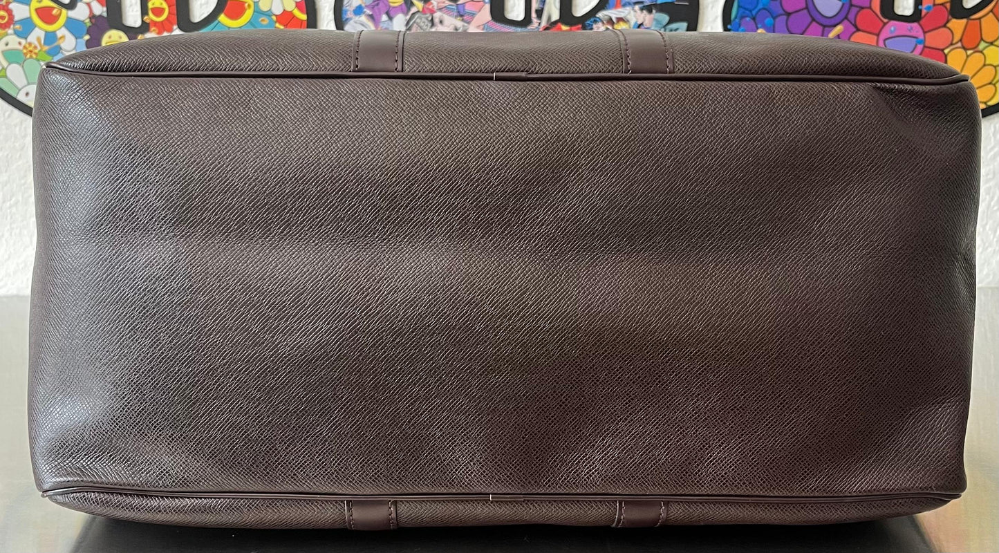 Louis Vuitton Kendall PM Taiga Leder