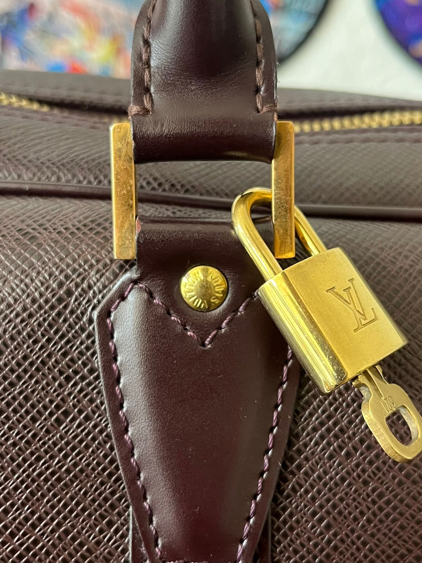 Louis Vuitton Kendall PM Taiga Leder