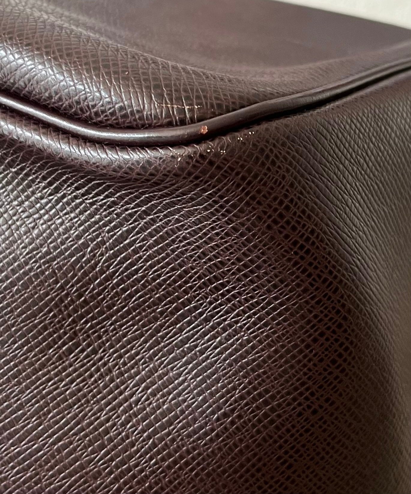 Louis Vuitton Kendall PM Taiga Leder