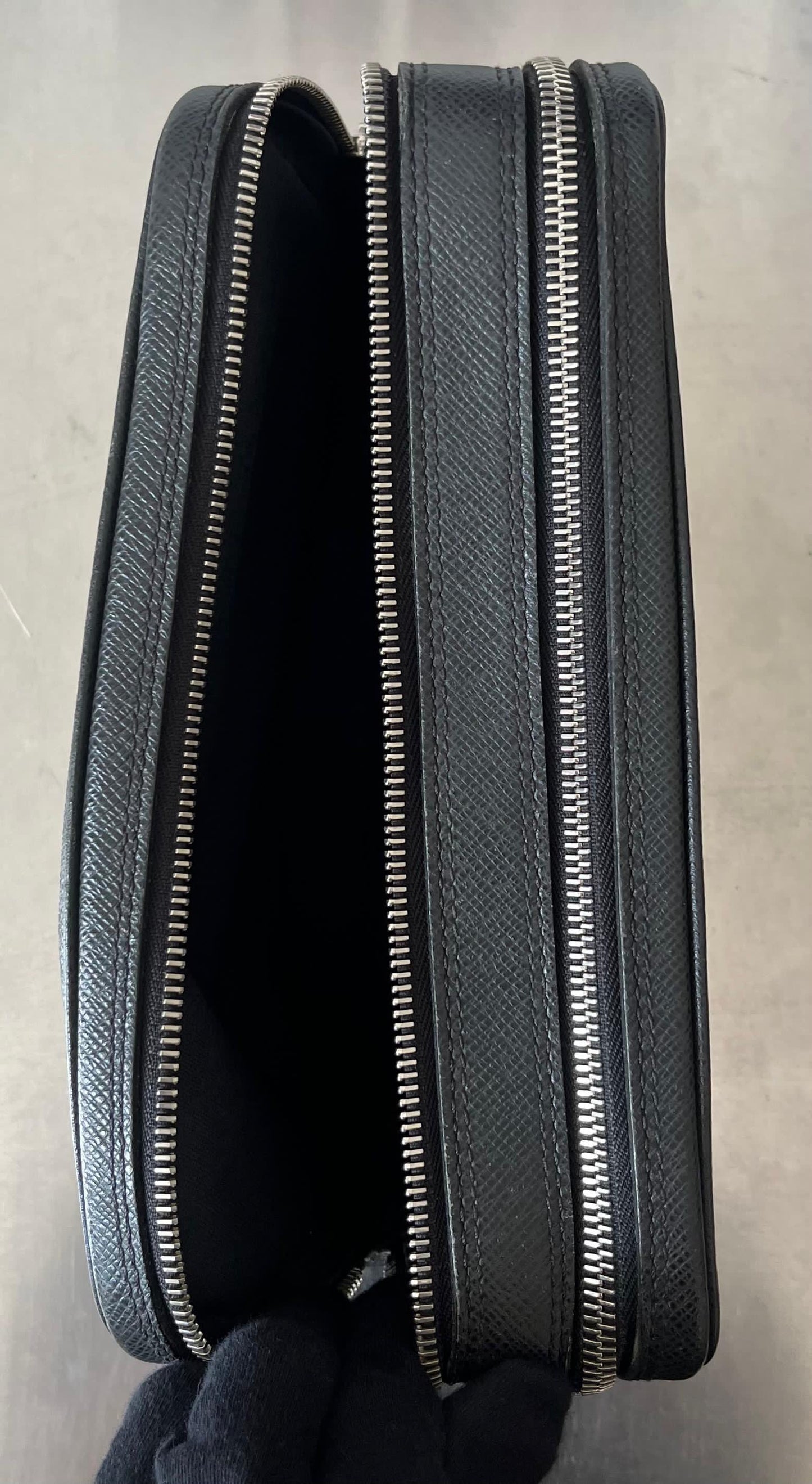 Louis Vuitton Pavel Taiga Leder