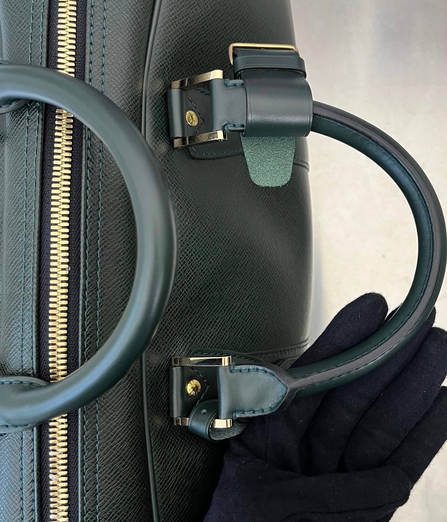 Louis Vuitton Kendall PM Taiga Leder