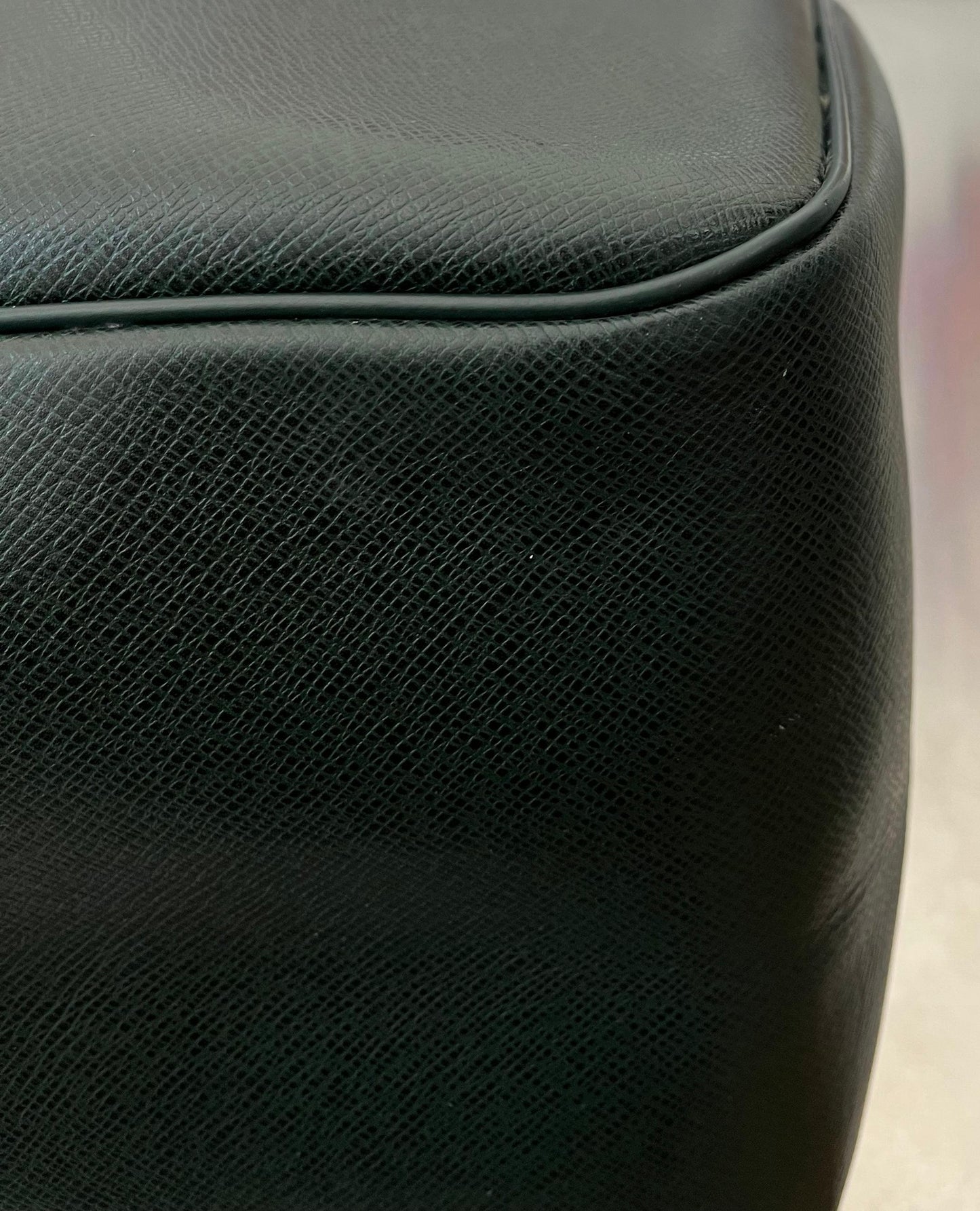 Louis Vuitton Kendall PM Taiga Leder