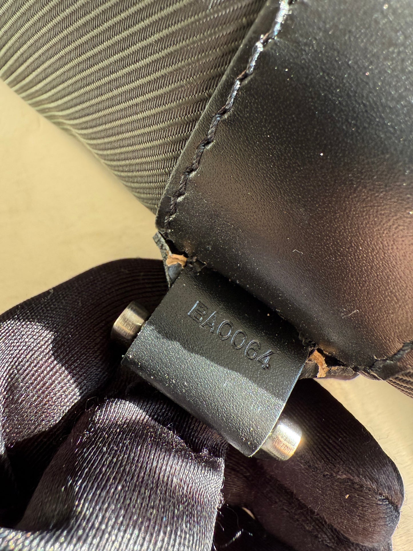 Louis Vuitton Taiga Gibeciere Kleidersack