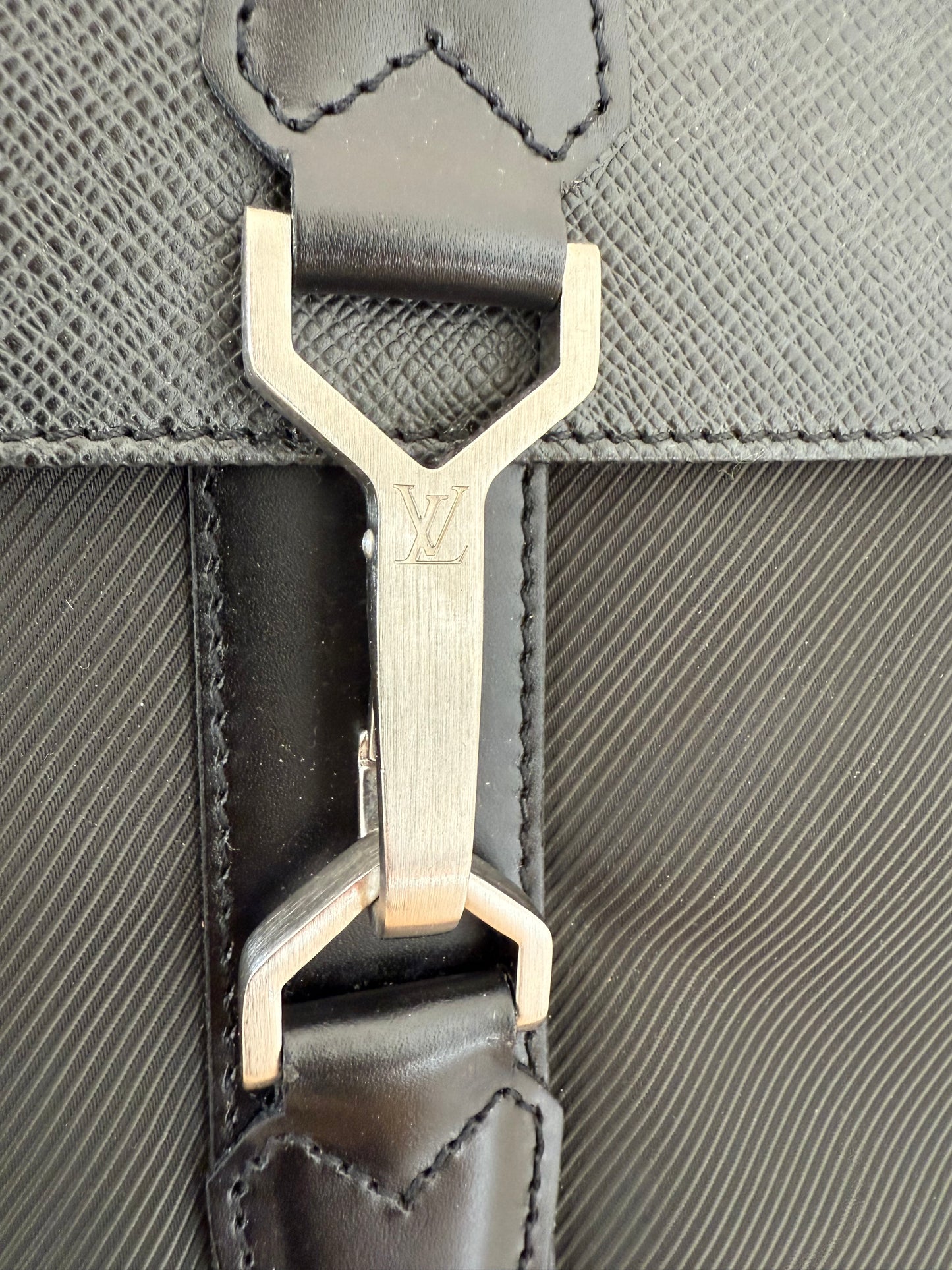 Louis Vuitton Taiga Gibeciere Kleidersack