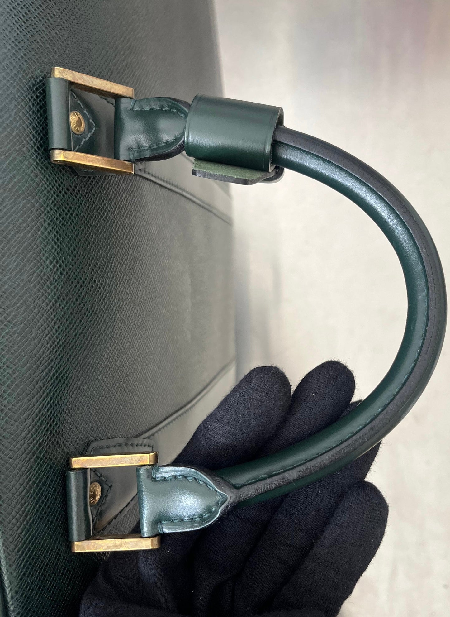 Louis Vuitton Helanga Taiga