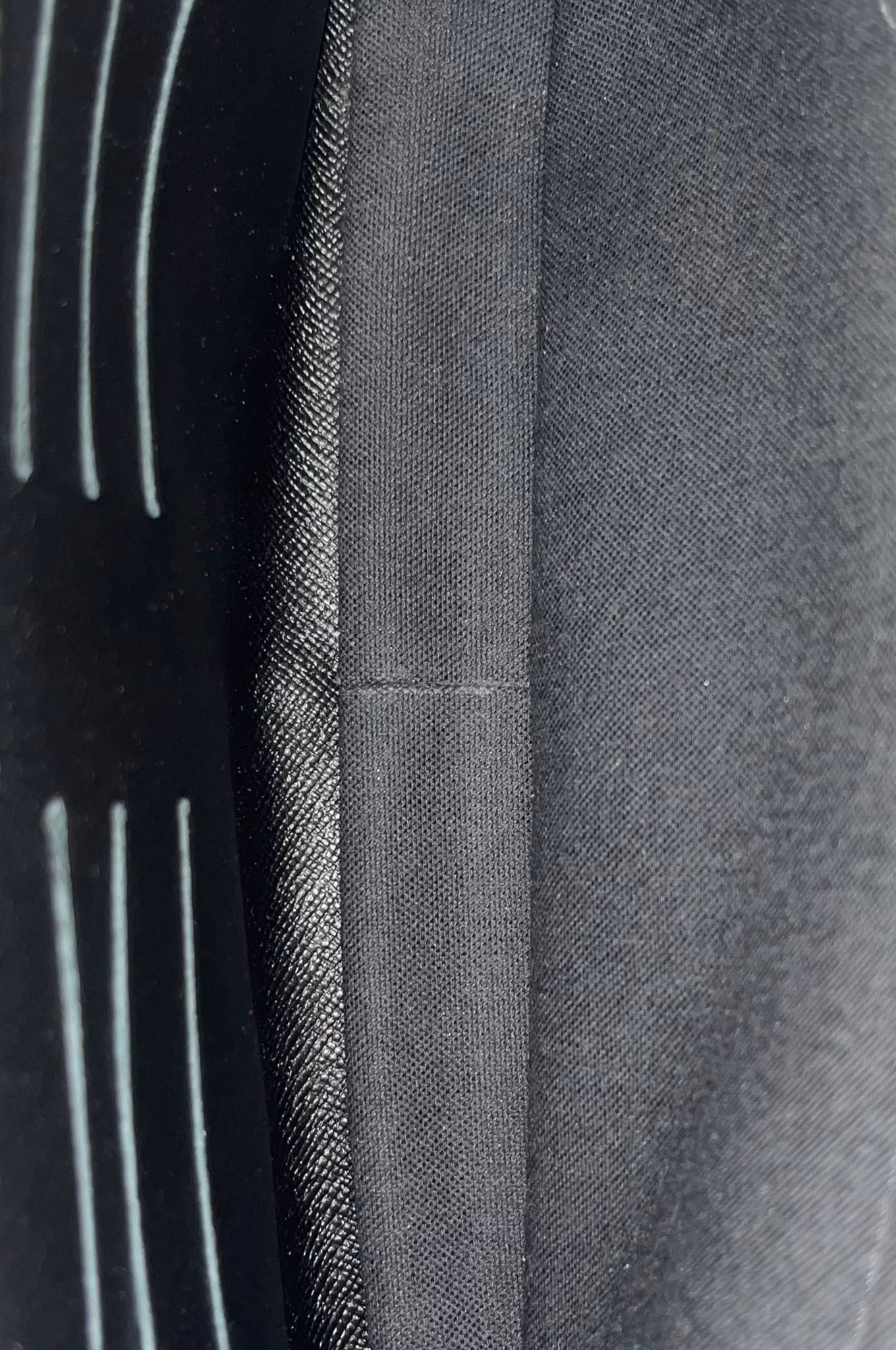 Louis Vuitton Pavel Taiga Leder
