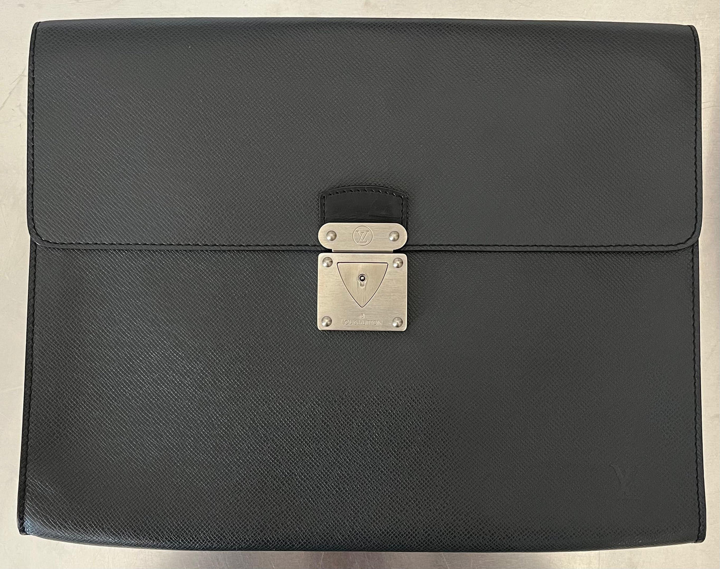 Louis Vuitton Porte Documents Minuto Taiga