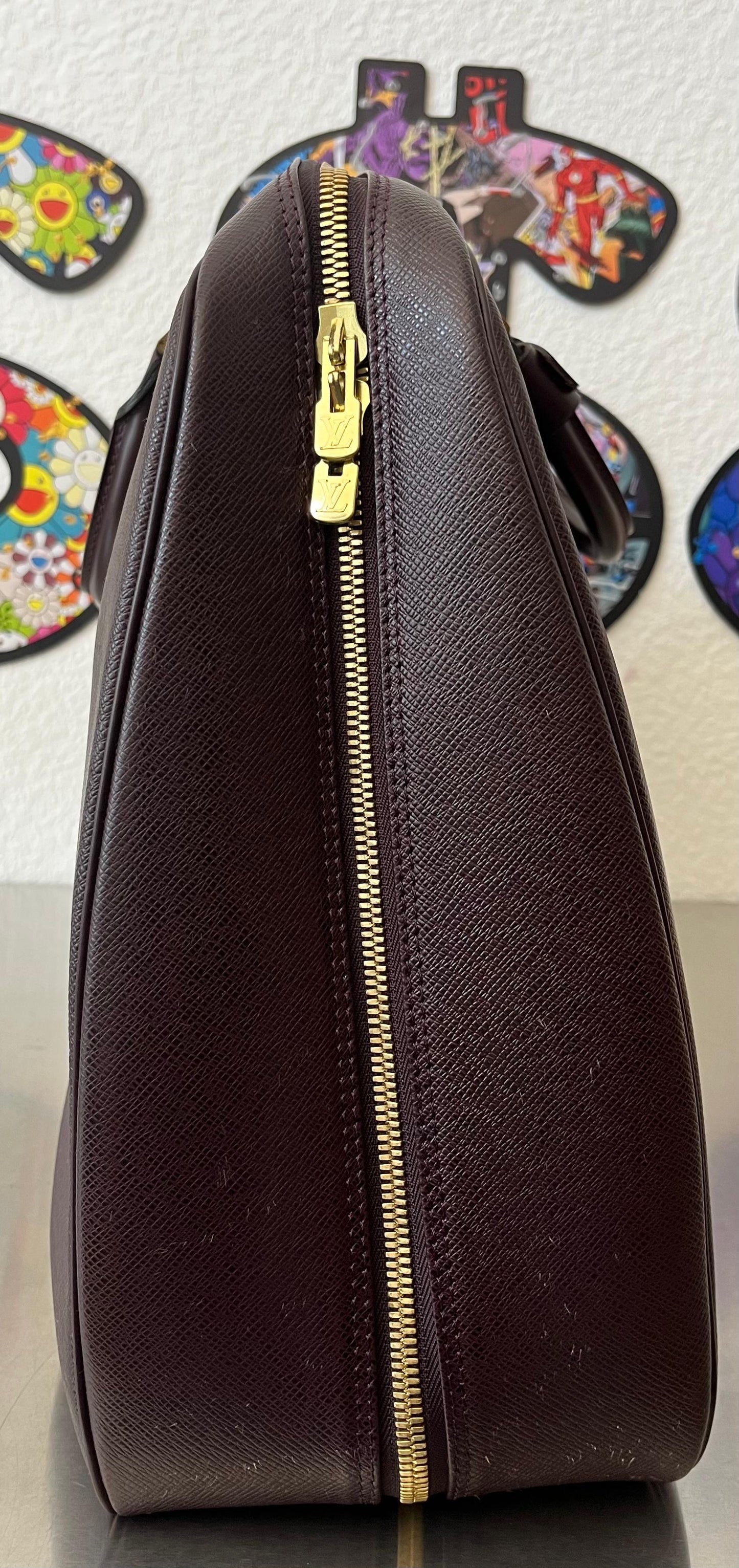 Louis Vuitton Helanga Taiga