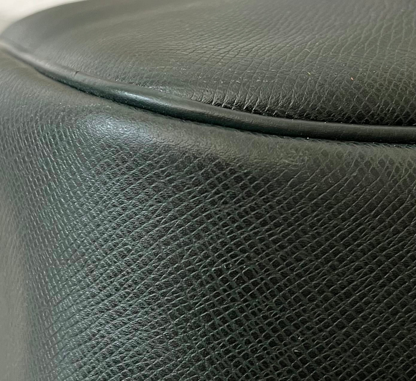 Louis Vuitton Kendall PM Taiga Leder