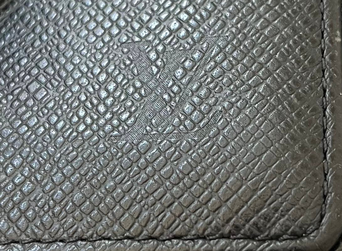 Louis Vuitton Brazza Taiga