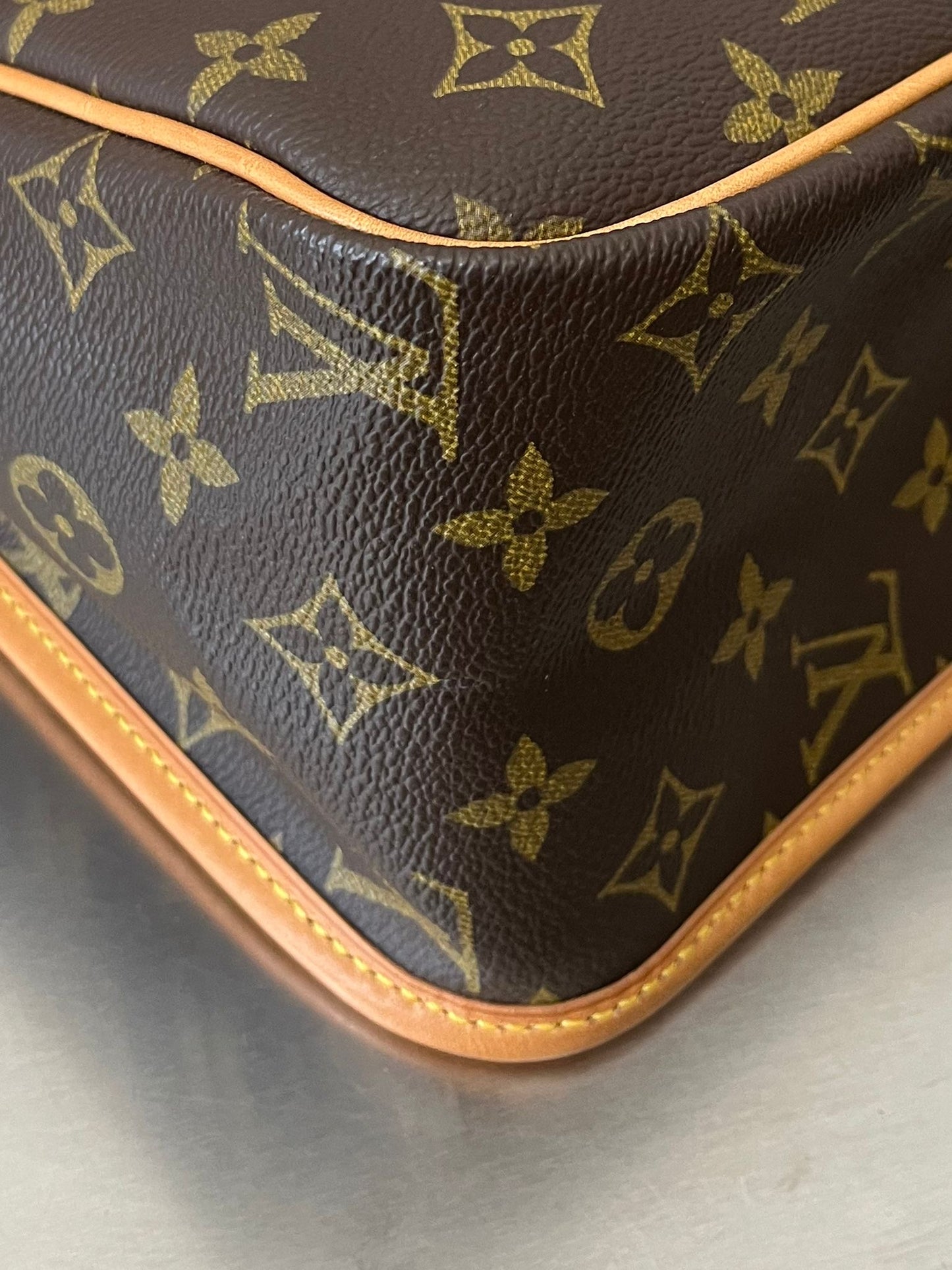 Louis Vuitton Gibeciere GM Messenger
