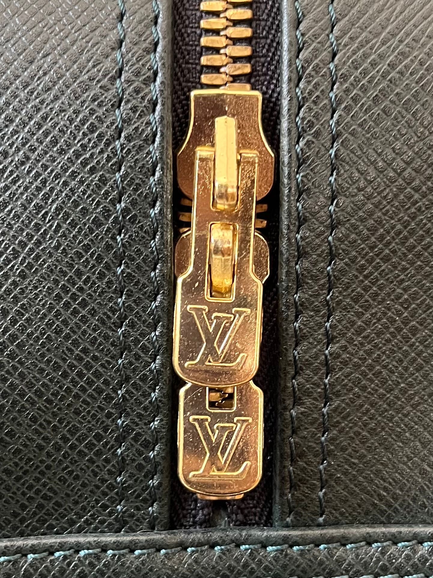 Louis Vuitton Kendall PM Taiga (Dunkelgrün)