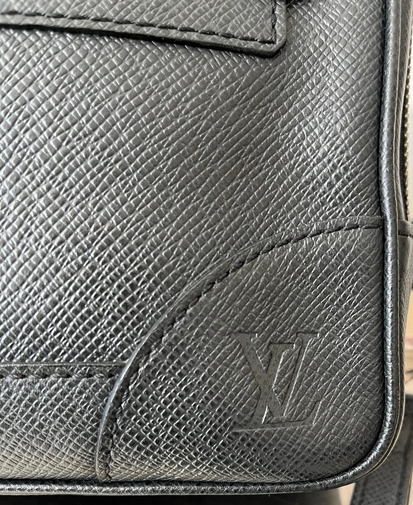 Louis Vuitton Pavel Taiga Leder