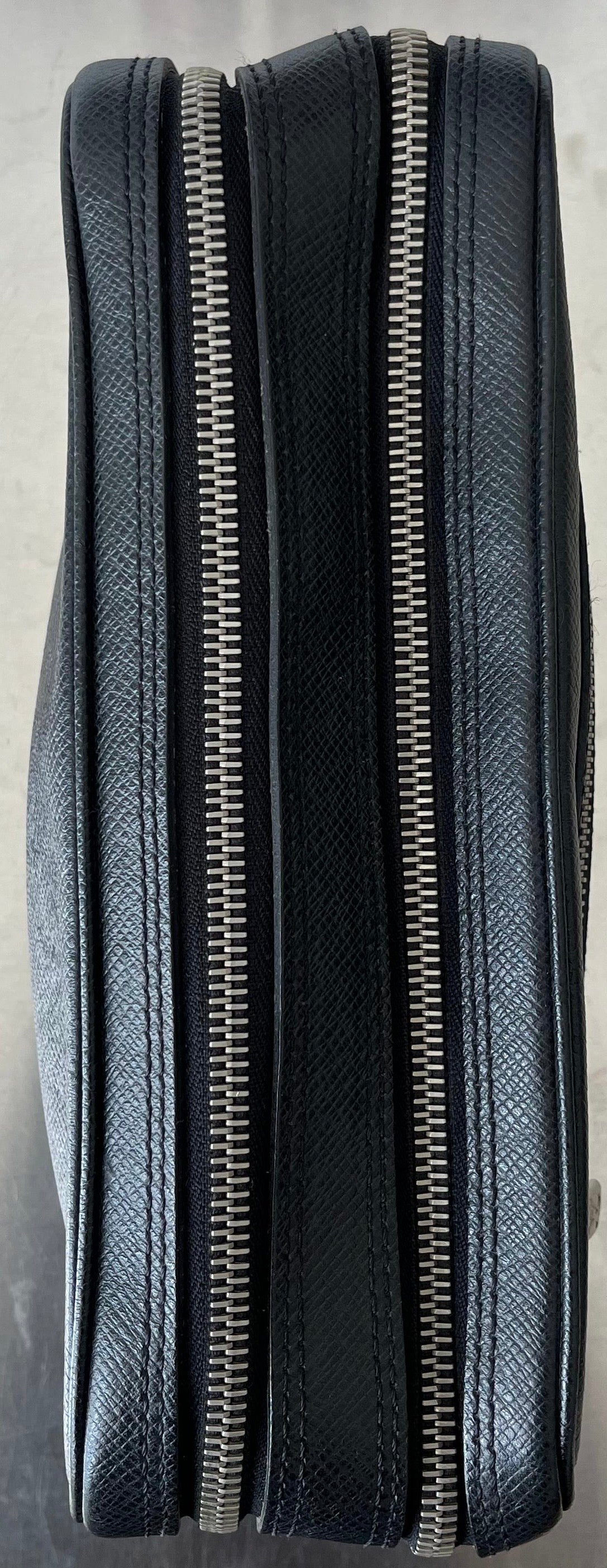 Louis Vuitton Pavel Taiga Leder