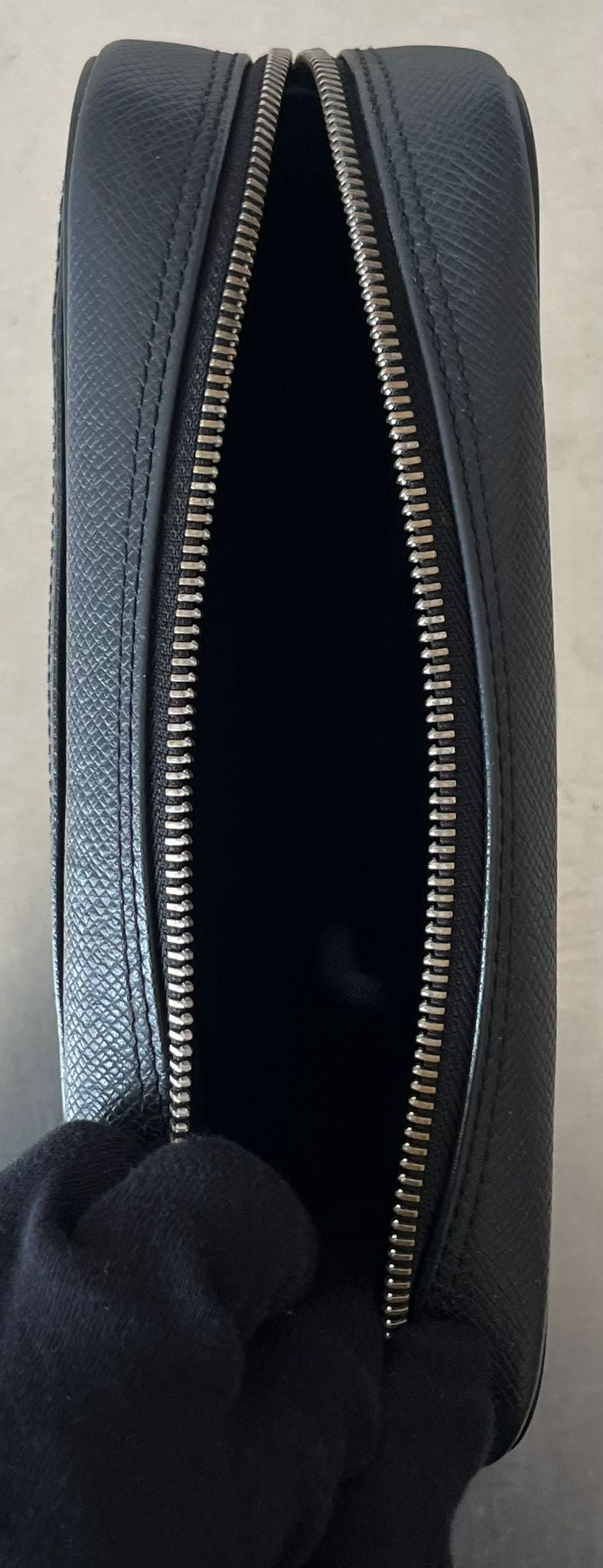 Louis Vuitton Karga Taiga Leder