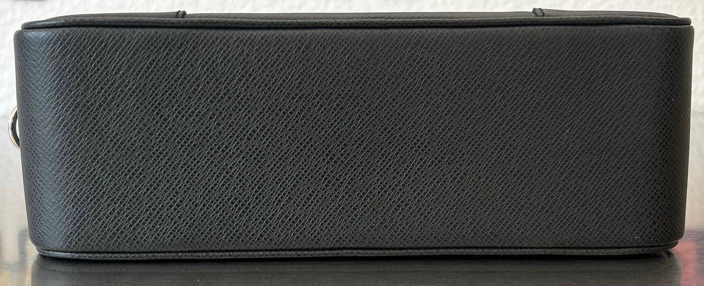 Louis Vuitton Pavel Taiga Leder