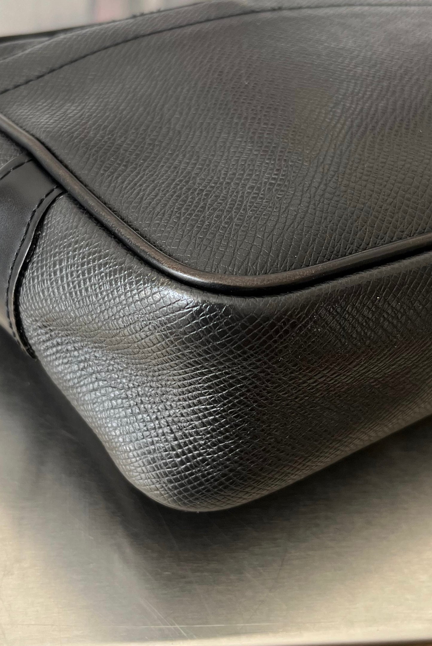 Louis Vuitton Karga Taiga Leder