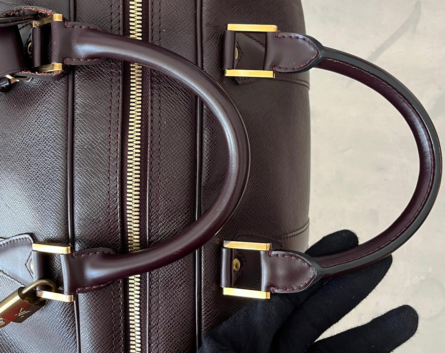 Louis Vuitton Kendall PM Taiga Leder
