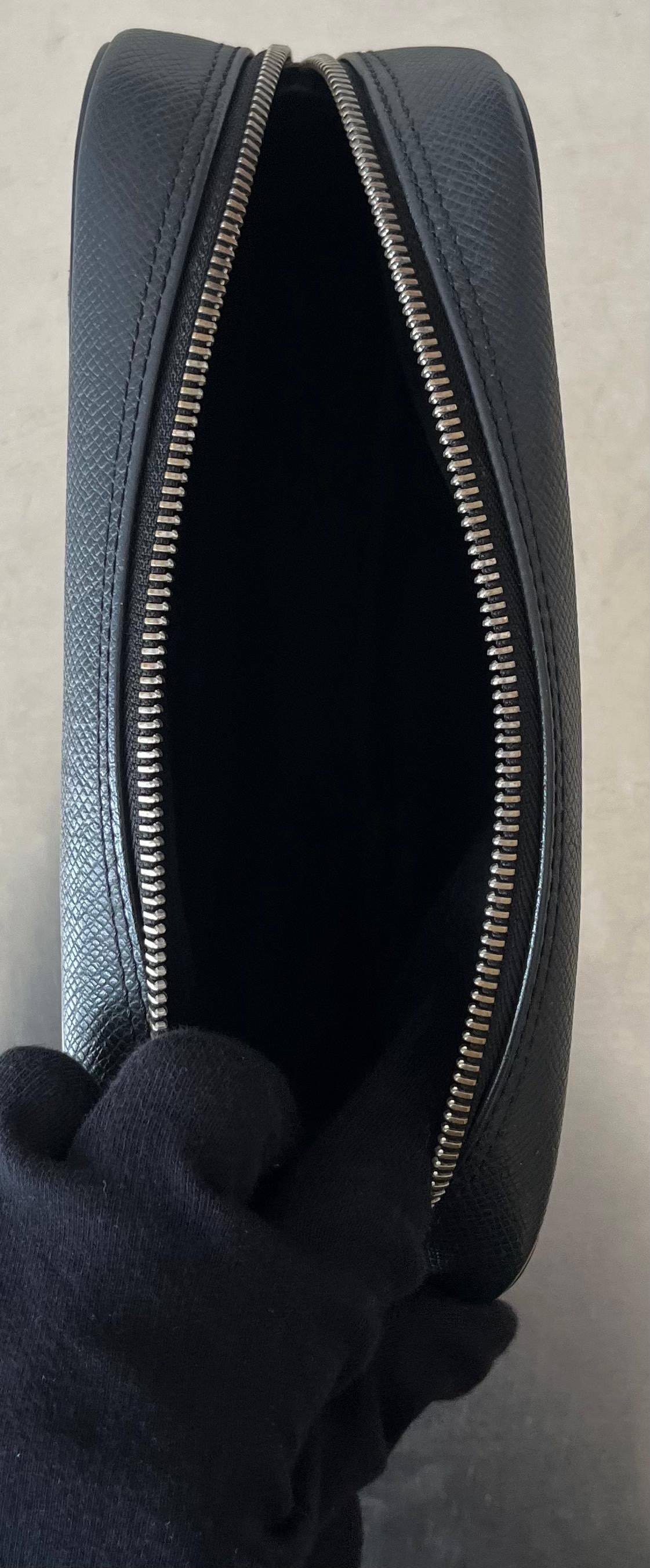 Louis Vuitton Karga Taiga Leder
