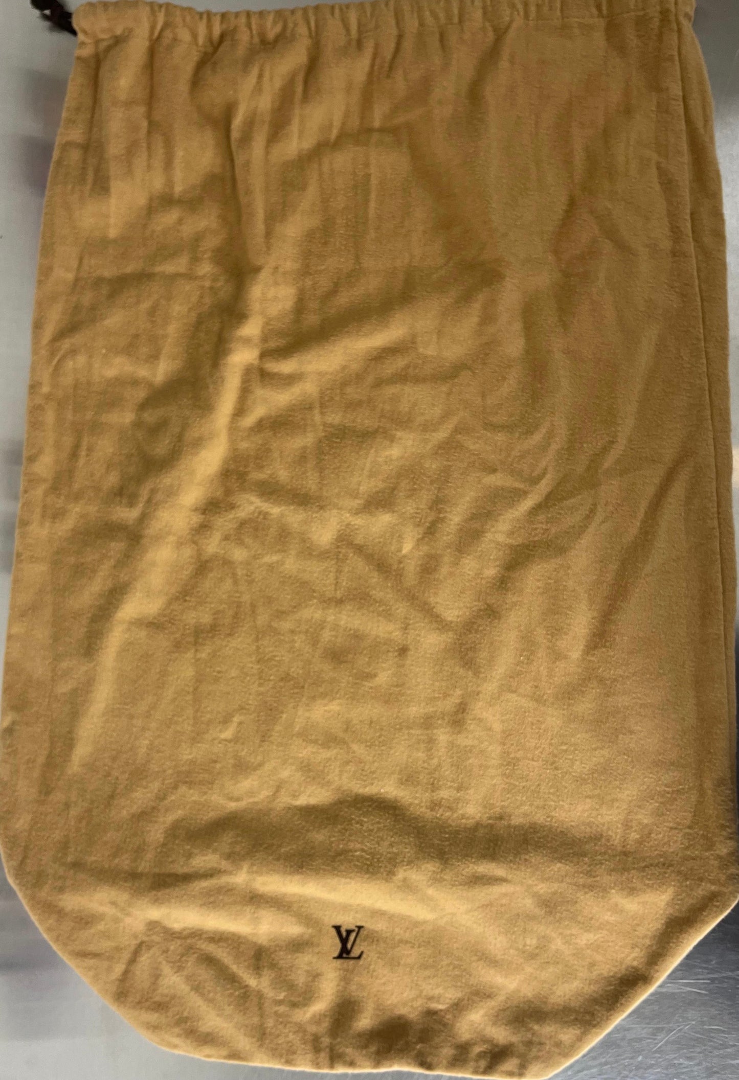 Louis Vuitton Kendall PM Taiga Leder