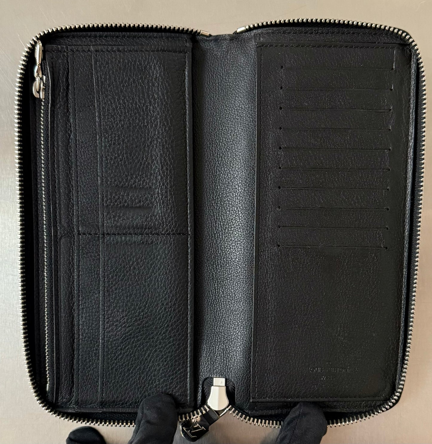 Louis Vuitton Zippy Vertical Taurillon Leder