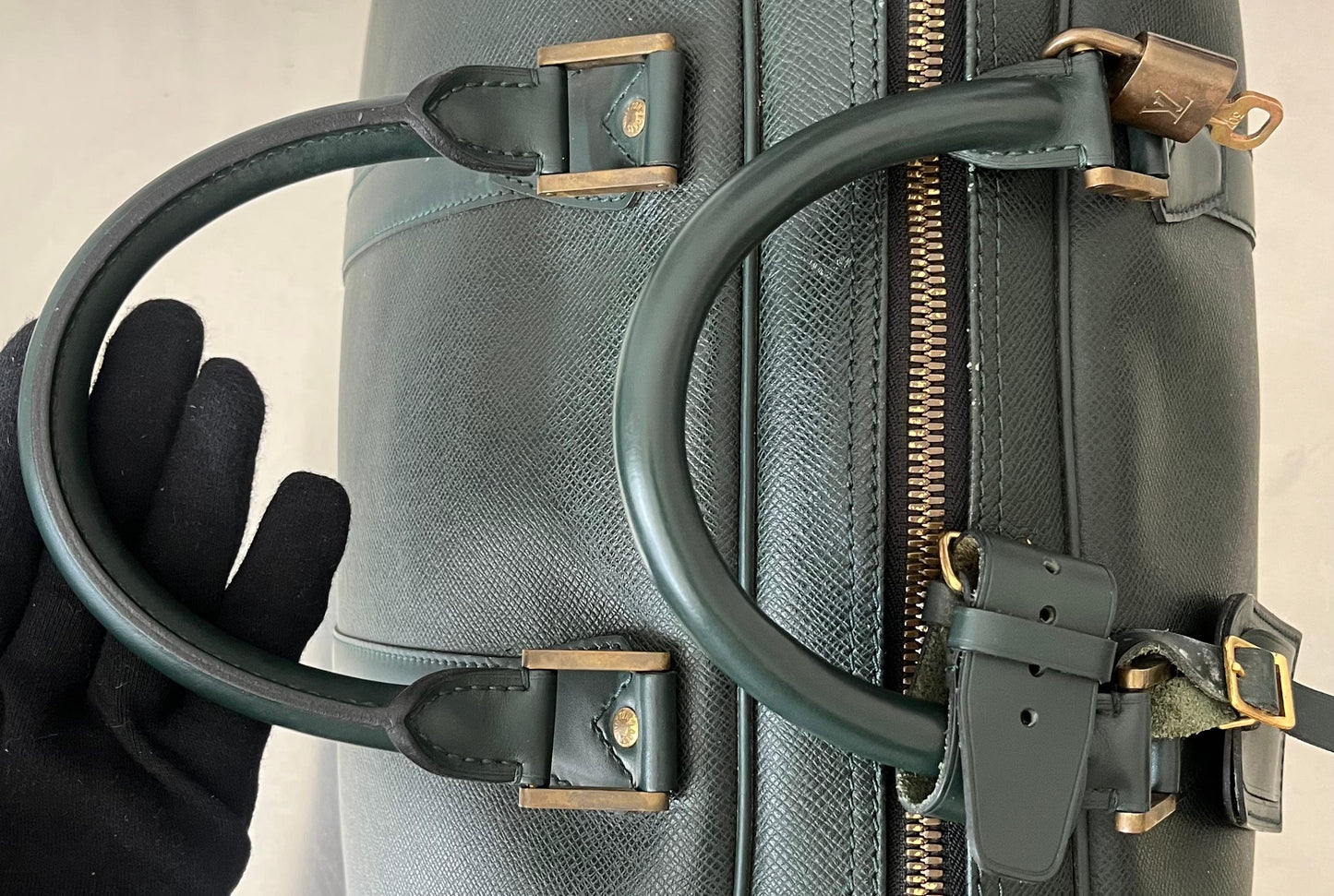 Louis Vuitton Kendall PM Taiga Leder