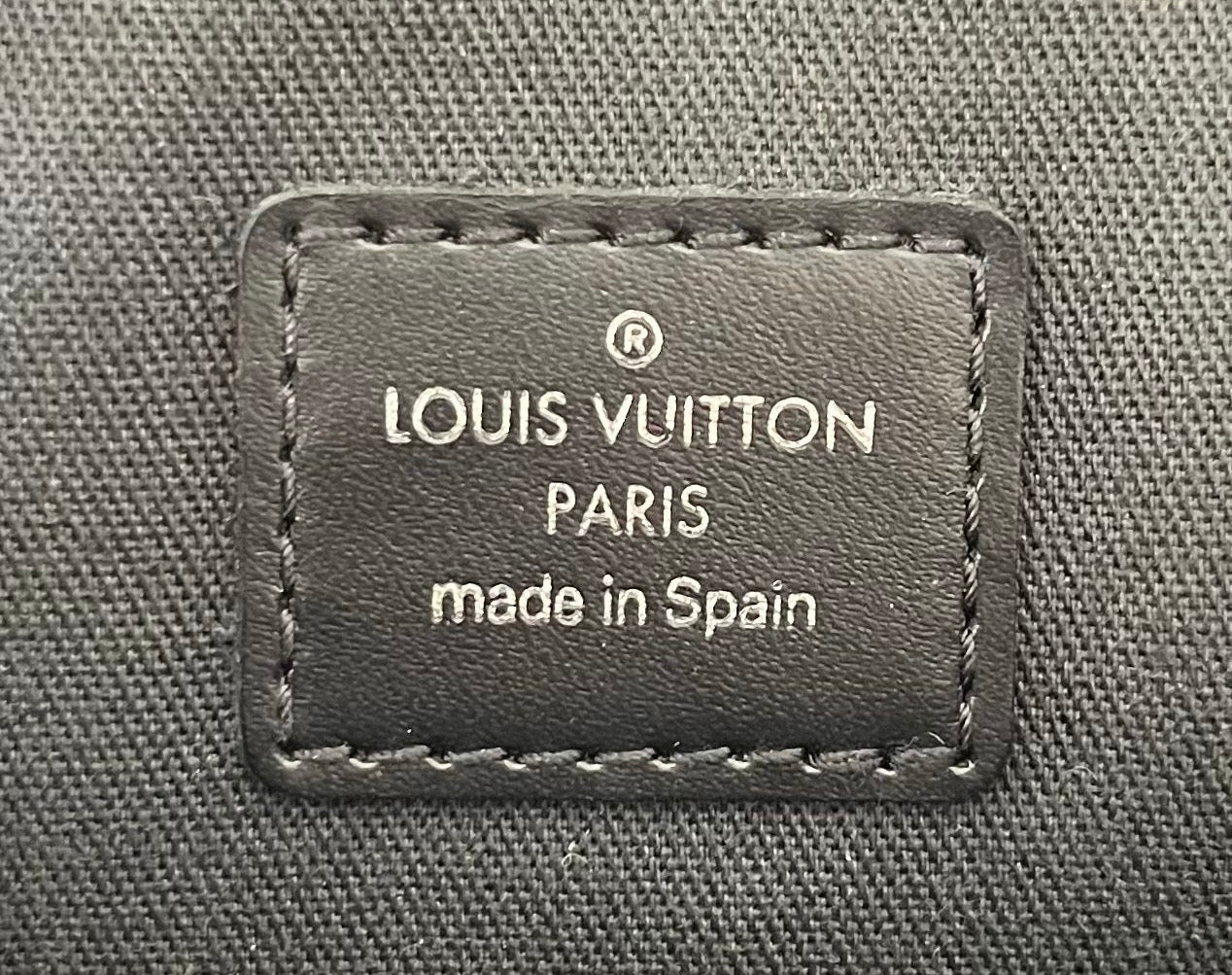 Louis Vuitton Karga Taiga Leder