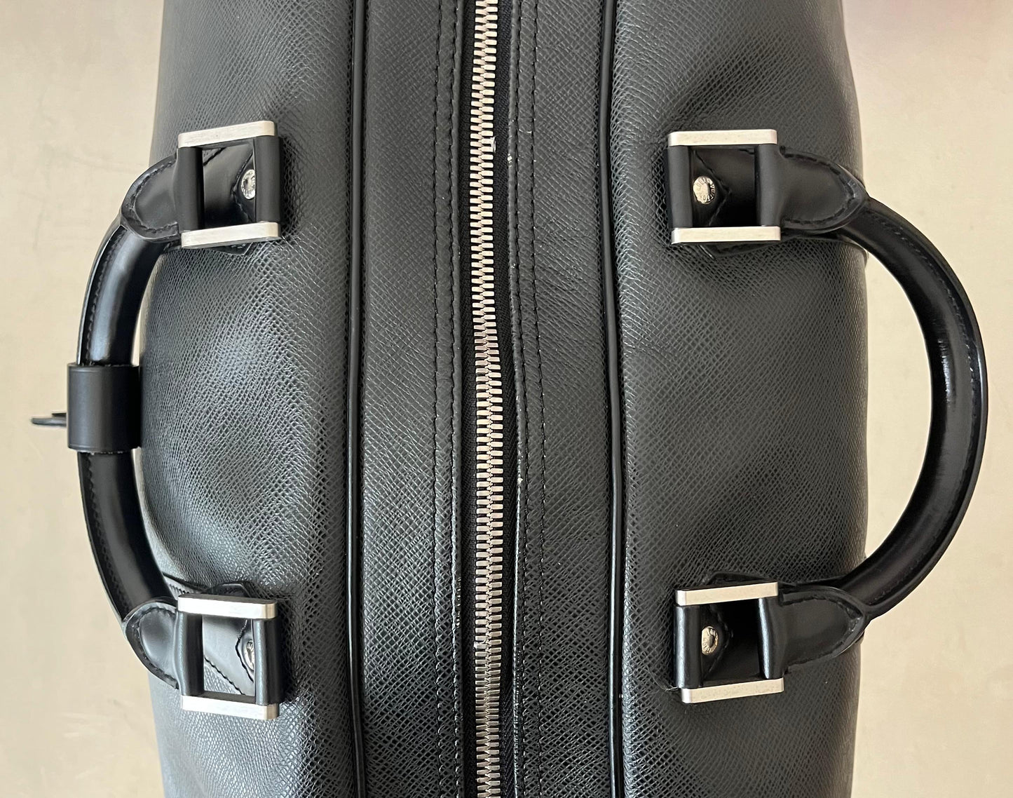 Louis Vuitton Kendall GM Taiga Leder