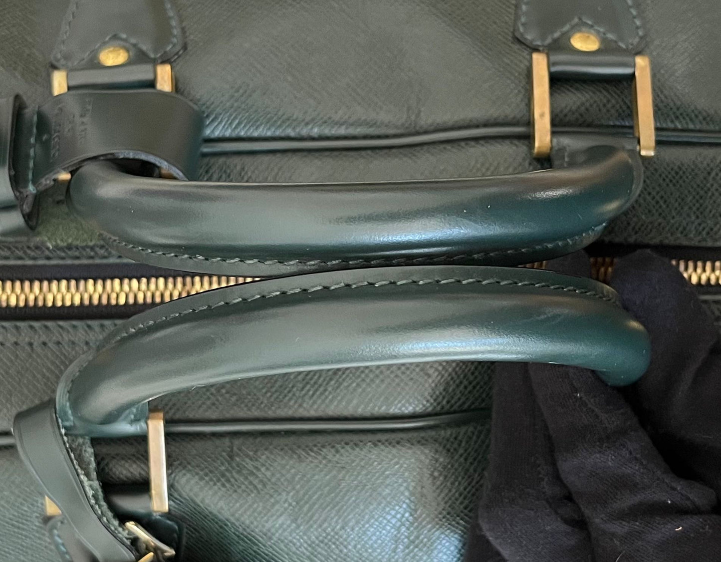 Louis Vuitton Kendall PM Taiga Leder