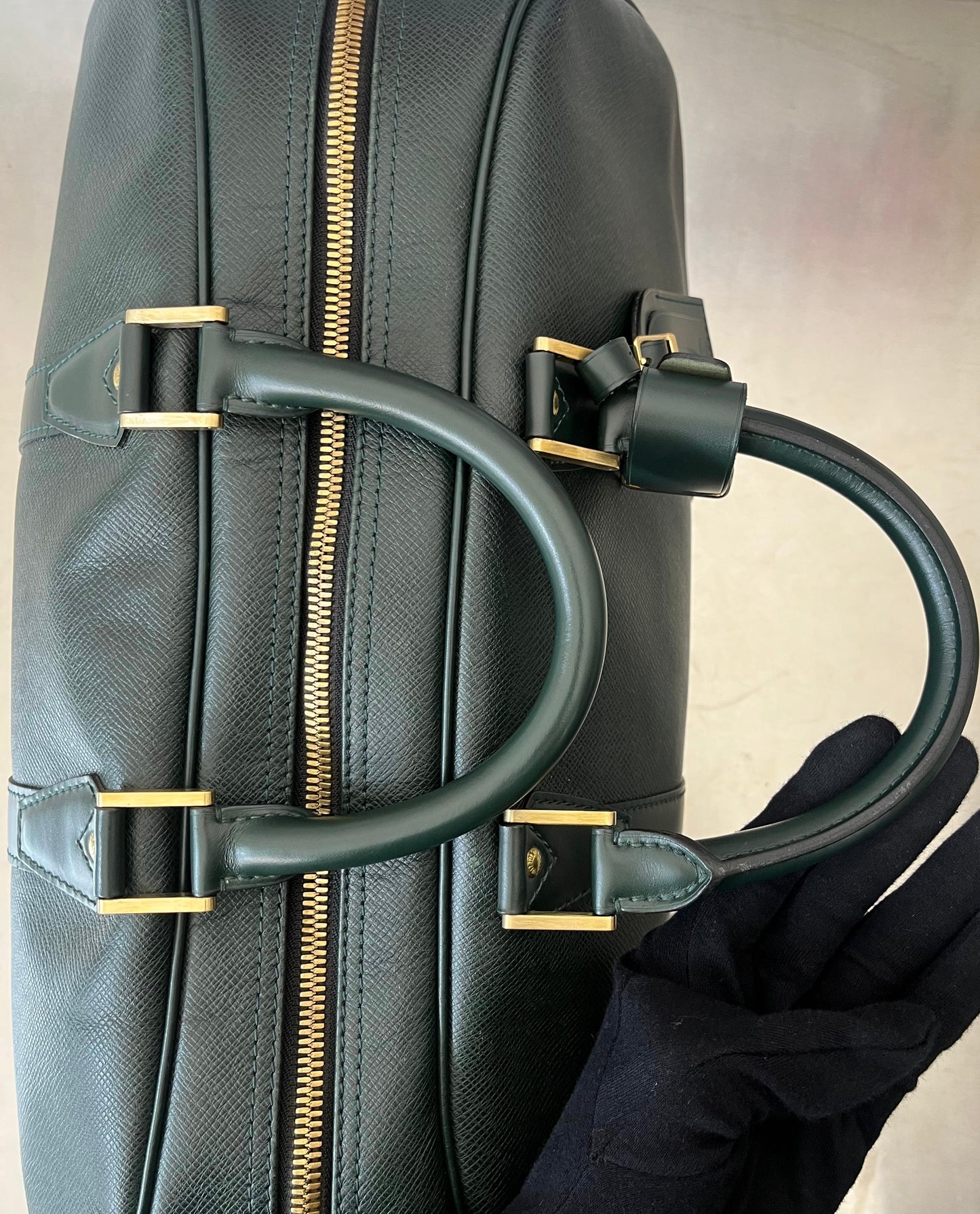 Louis Vuitton Kendall PM Taiga Leder