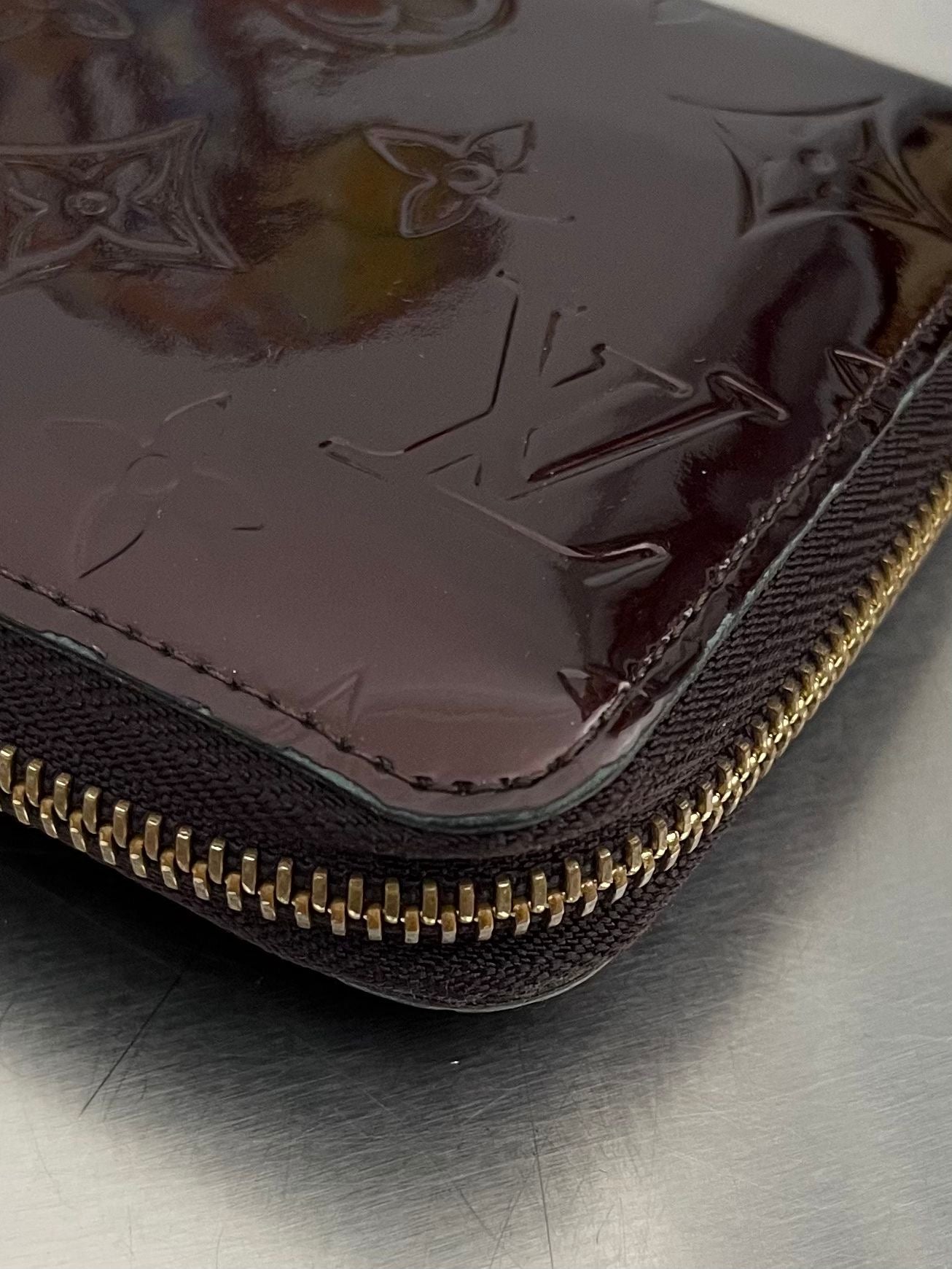 Louis Vuitton Zippy Lackleder
