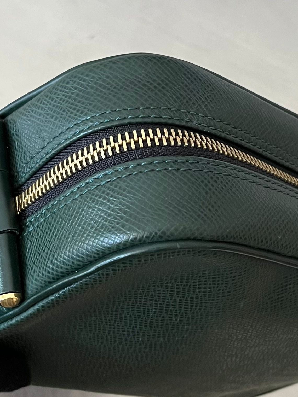 Louis Vuitton Karga Taiga Leder