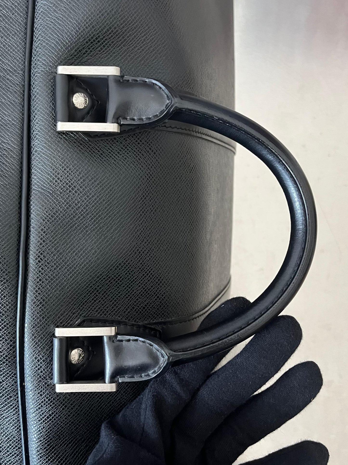 Louis Vuitton Kendall GM Taiga Leder