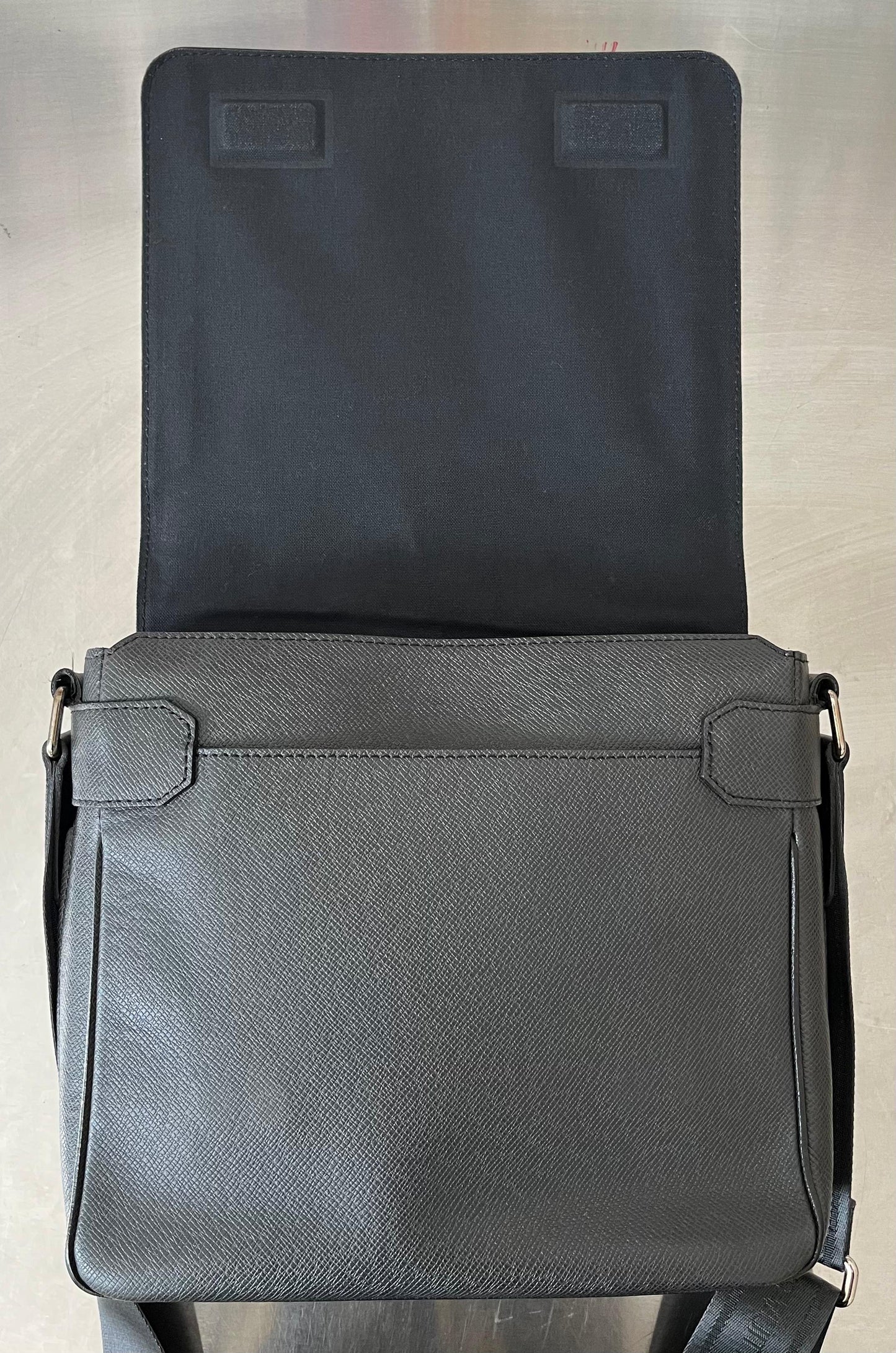 Louis Vuitton Roman PM Taiga Messenger