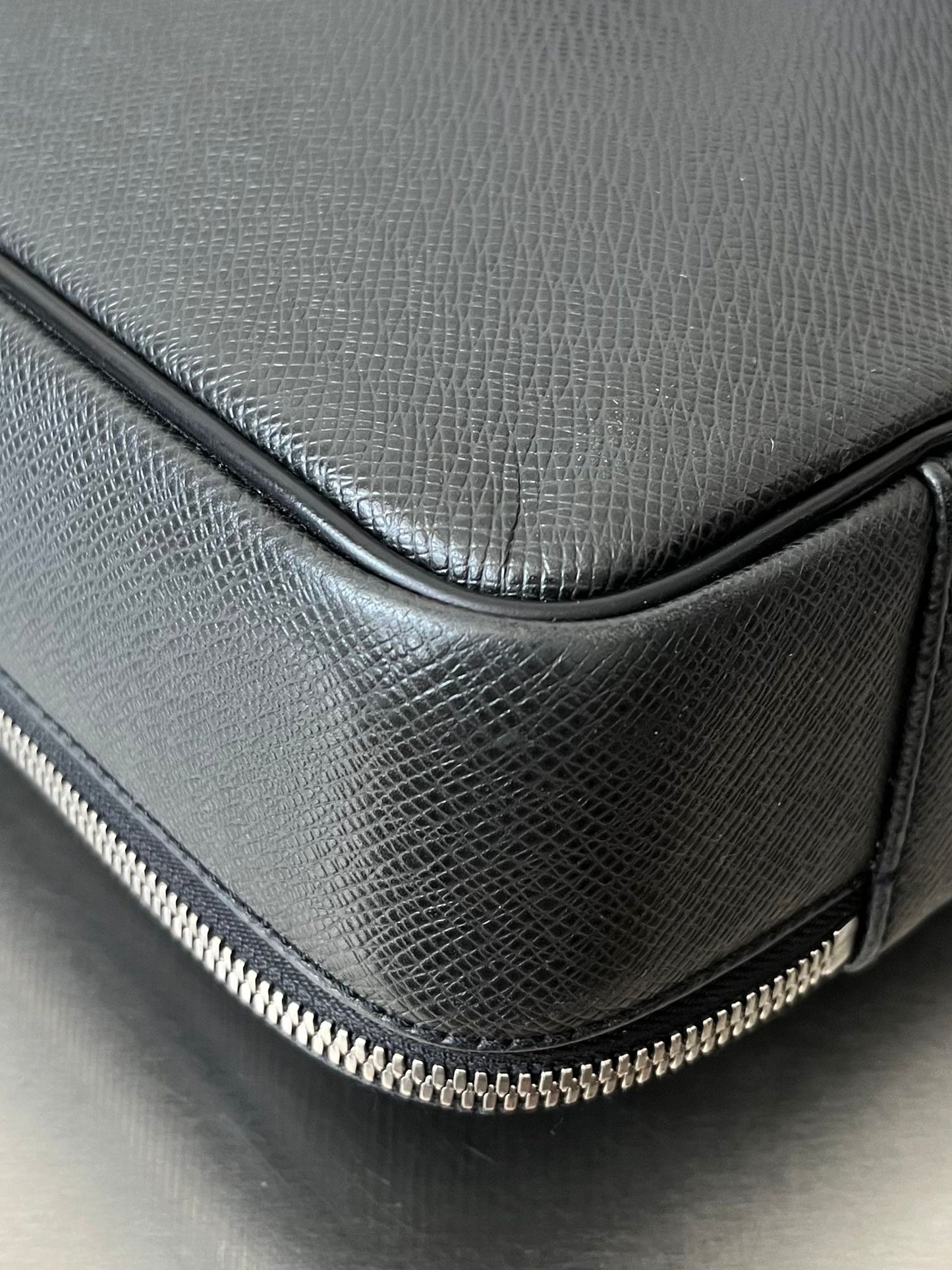 Louis Vuitton Porto Ordina Tour Odessa Taiga Leder