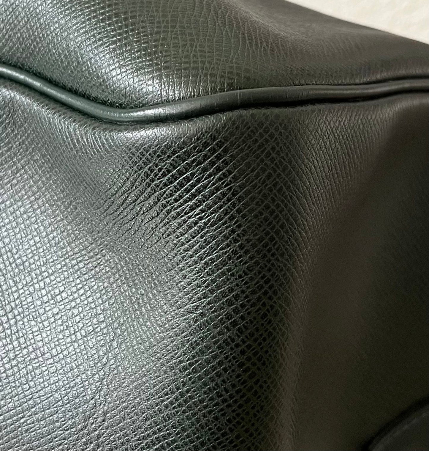 Louis Vuitton Kendall PM Taiga Leder