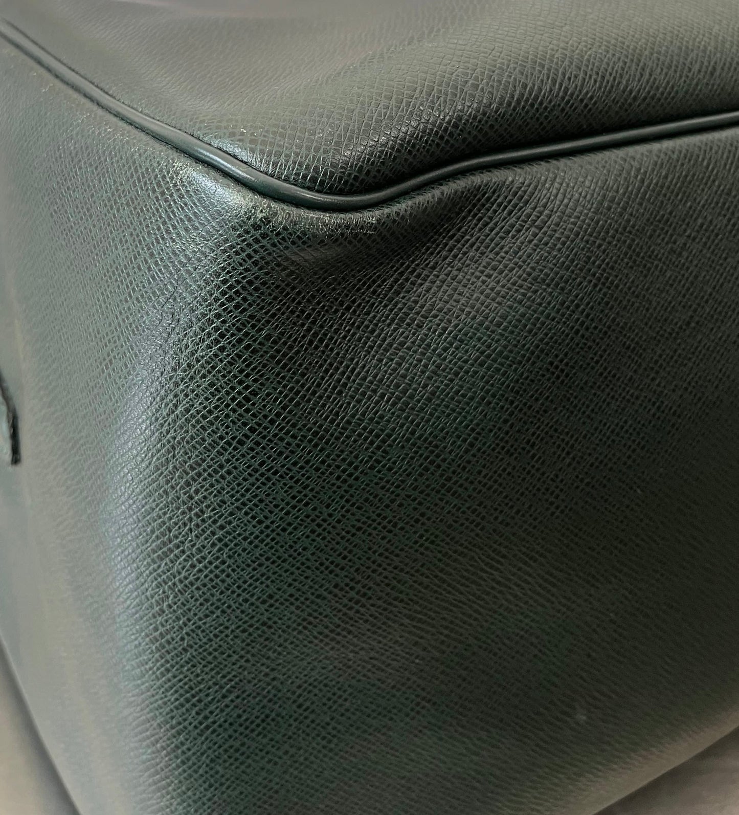 Louis Vuitton Kendall PM Taiga Leder