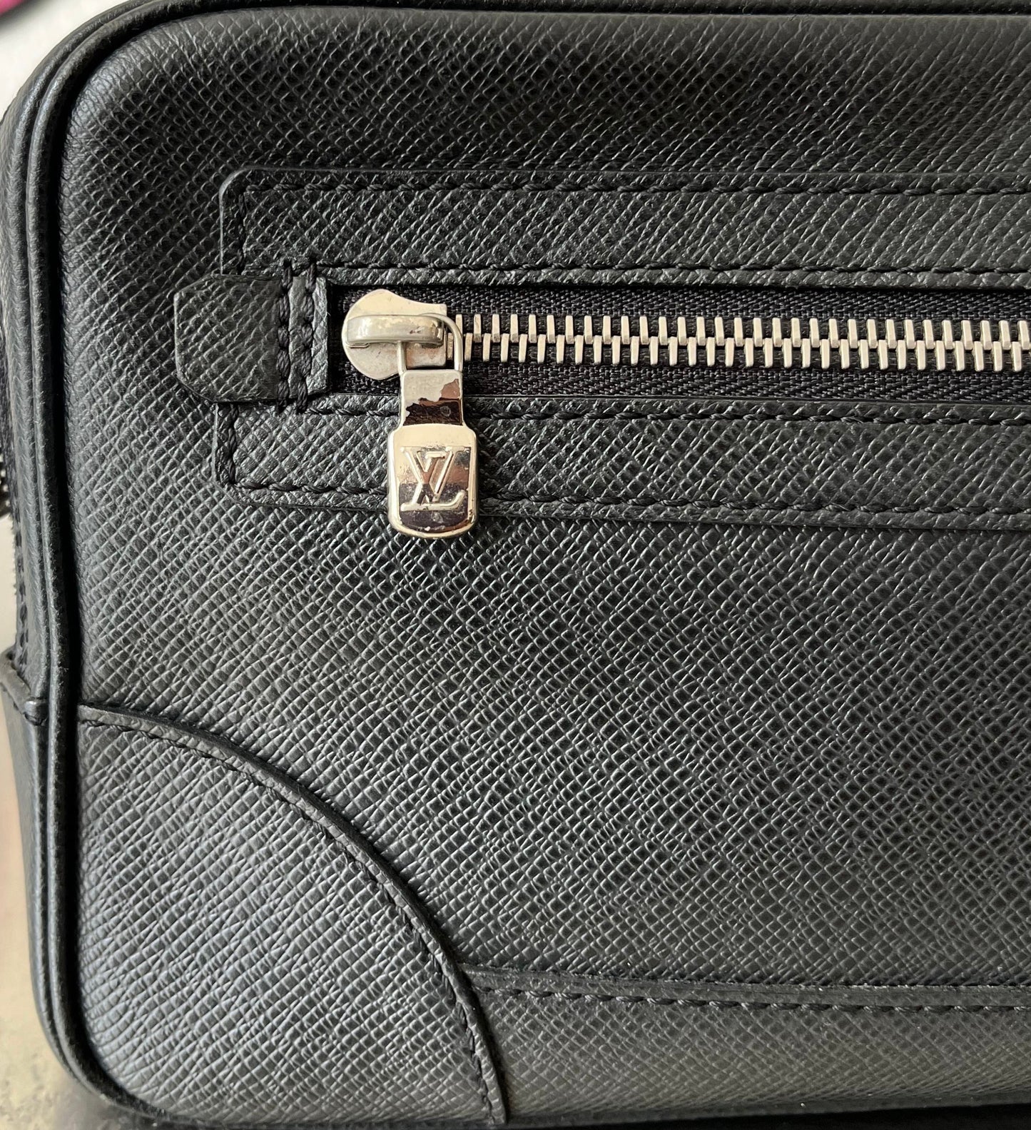 Louis Vuitton Pavel Taiga Leder