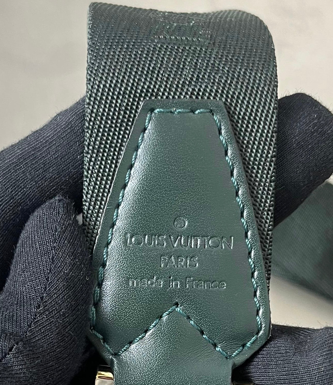 Louis Vuitton Kendall PM Taiga Leder