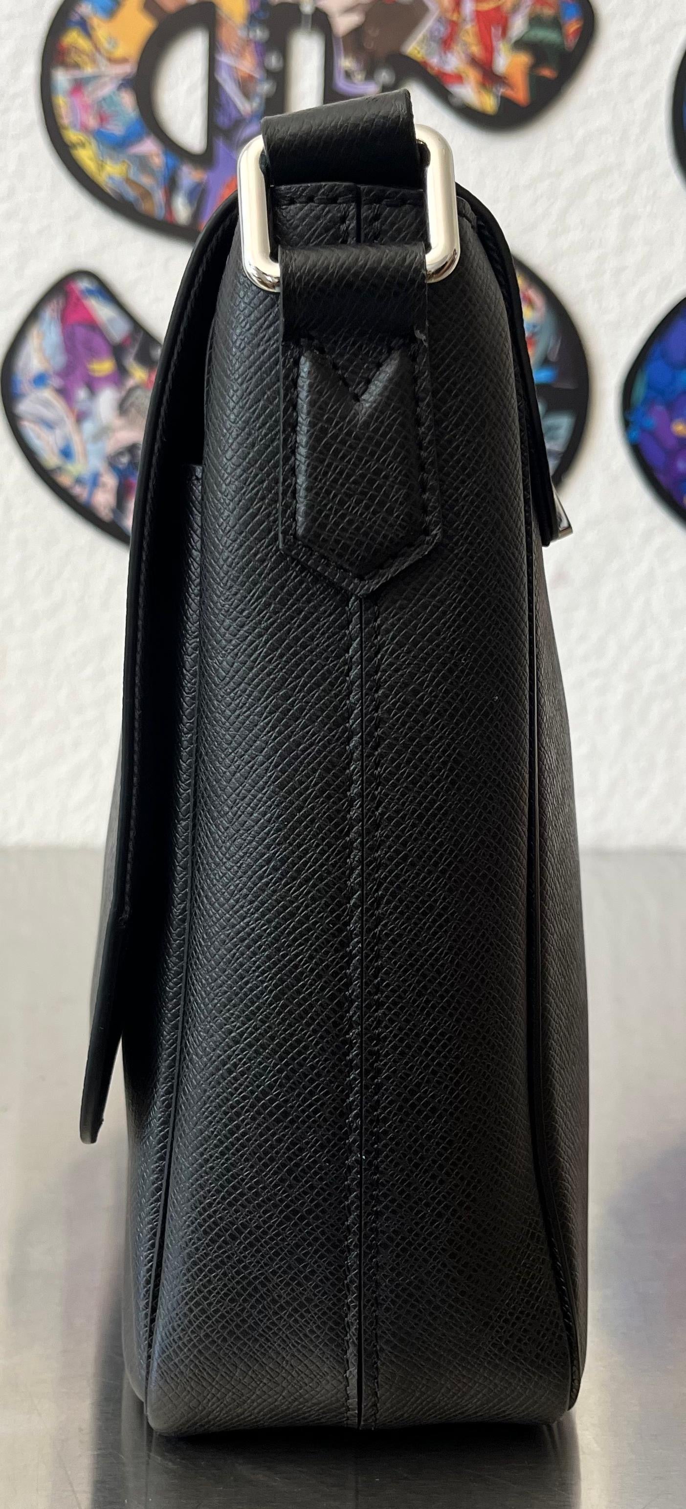 Louis Vuitton Roman MM Taiga Messenger