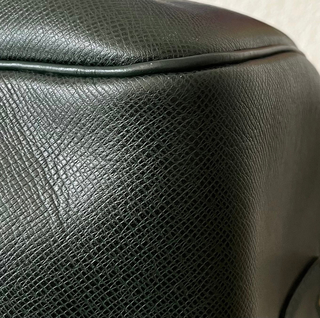 Louis Vuitton Kendall PM Taiga Leder
