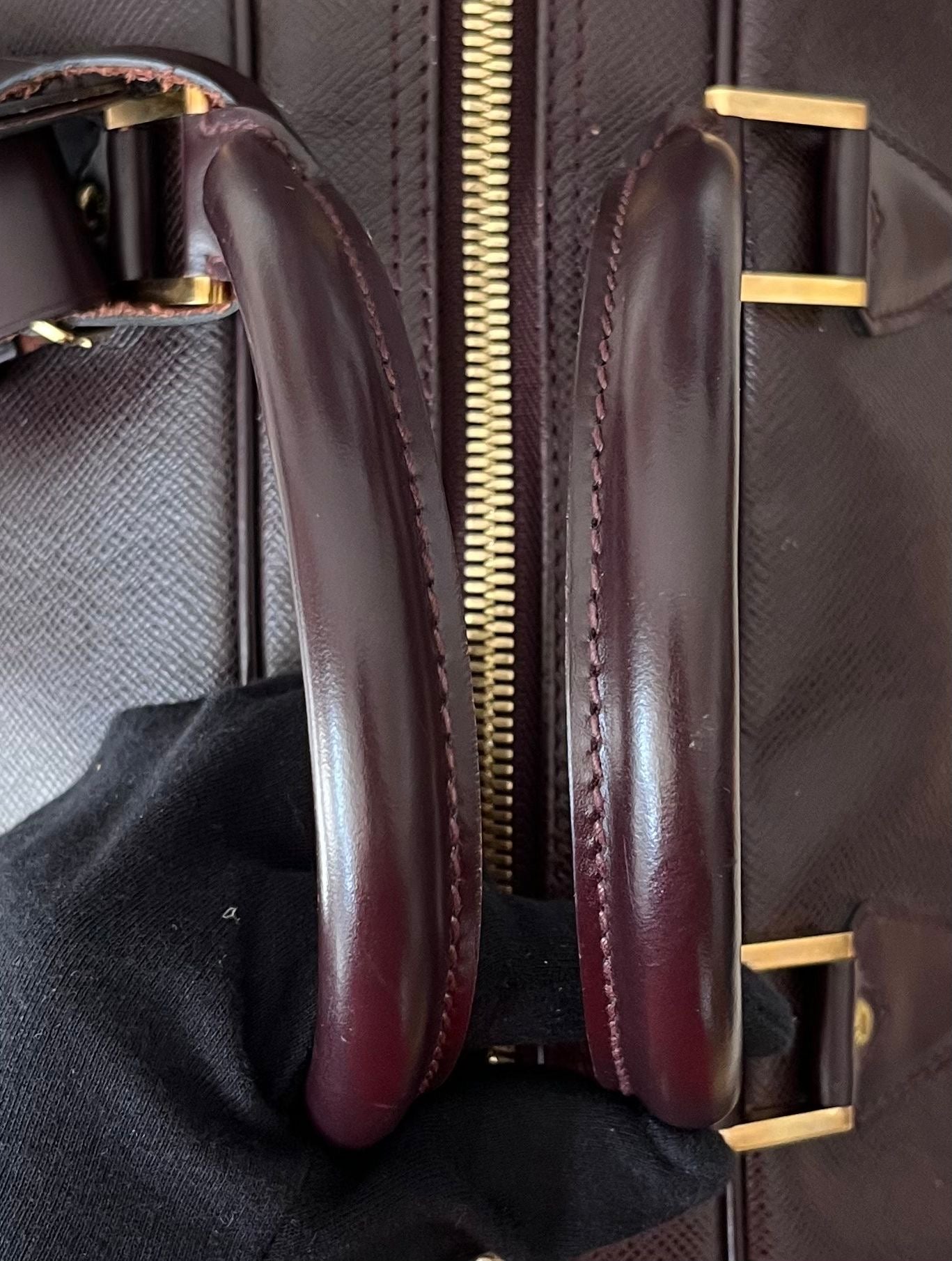 Louis Vuitton Kendall PM Taiga Leder